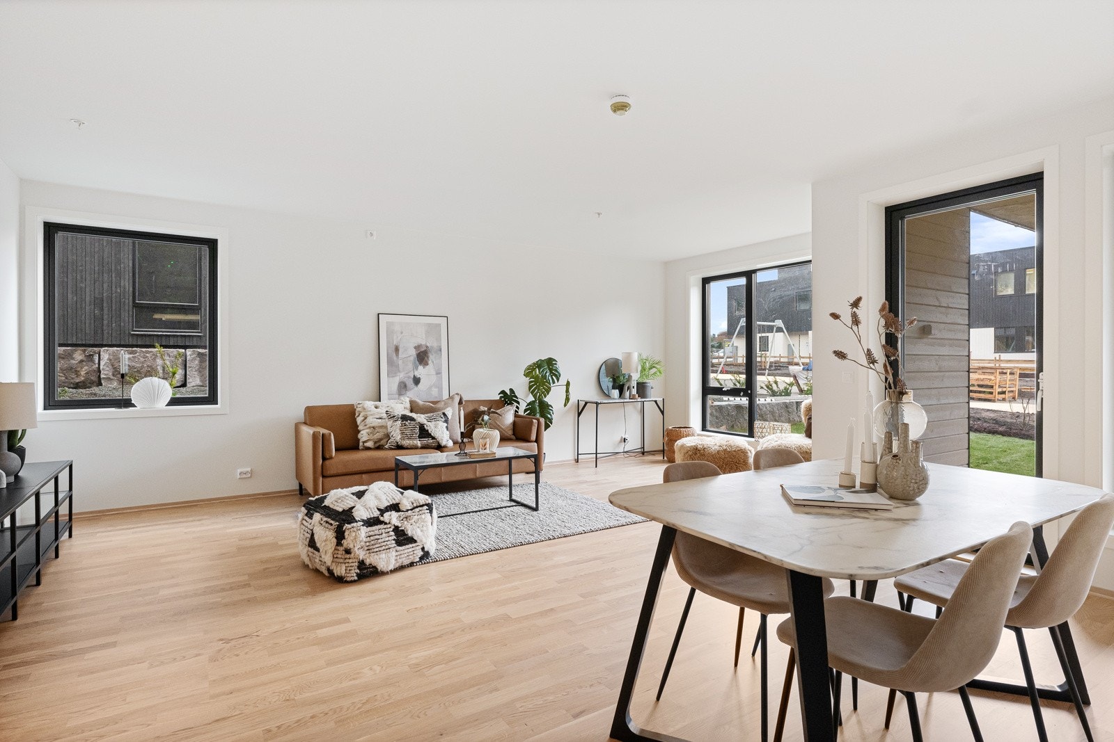 Fra stuen har du utgang til egen terrasseplatting og hage. Solvendt. Galleribilde