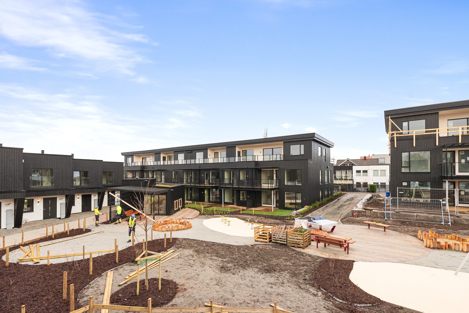 De flotte fellesområdene gir et fint tun og åpen følelse. God avstand fra leiligheten til neste bebyggelse. Galleribilde