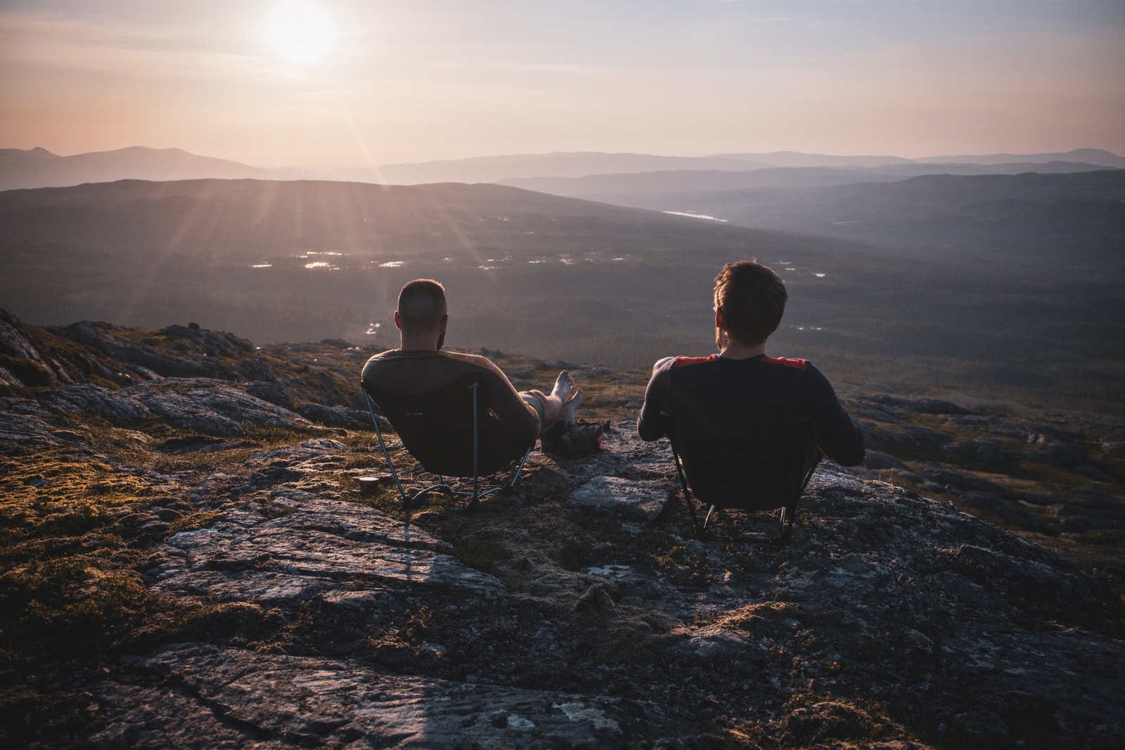 Opplev solnedgangen fra toppen av Steinfjellet. Denne toppen egner godt for familien, men også for den sprekeste mosjonisten som gjerne vil løpe seg en ettermiddagstur til toppen. Galleribilde