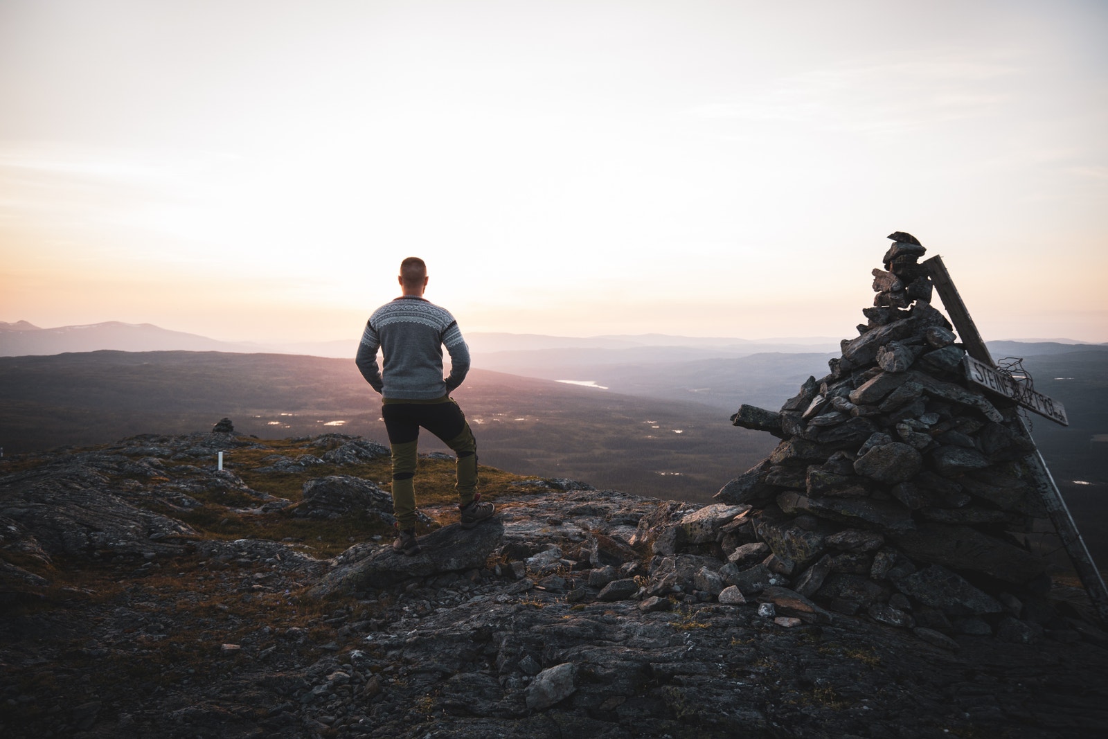 Fjellene rundt omkring byr på fantastiske topp-tur-muligheter på vinteren. Mannfjellet, Kjerringfjellet, Skarven og Fonnfjellet er bare noen av toppene du kan bestige med ski på beina. Galleribilde