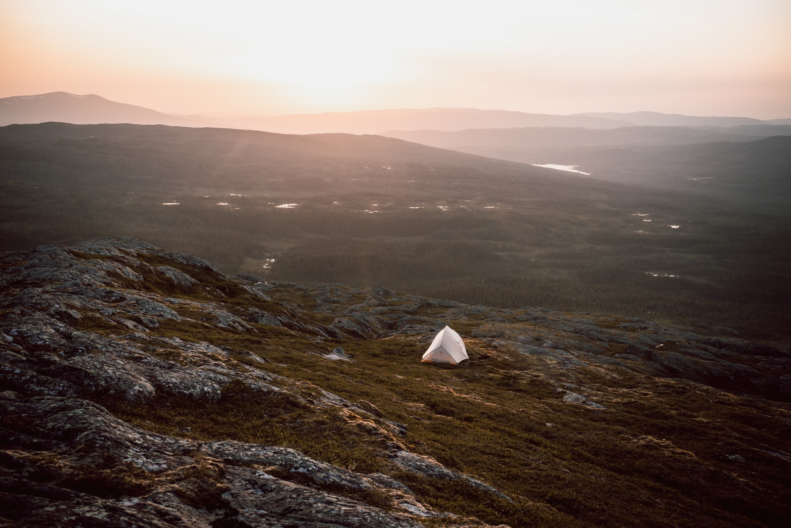 Fjellområdene er rike på fiskevann og har utallige muligheter for gode fiskeopplevelser sommer som vinter. Galleribilde