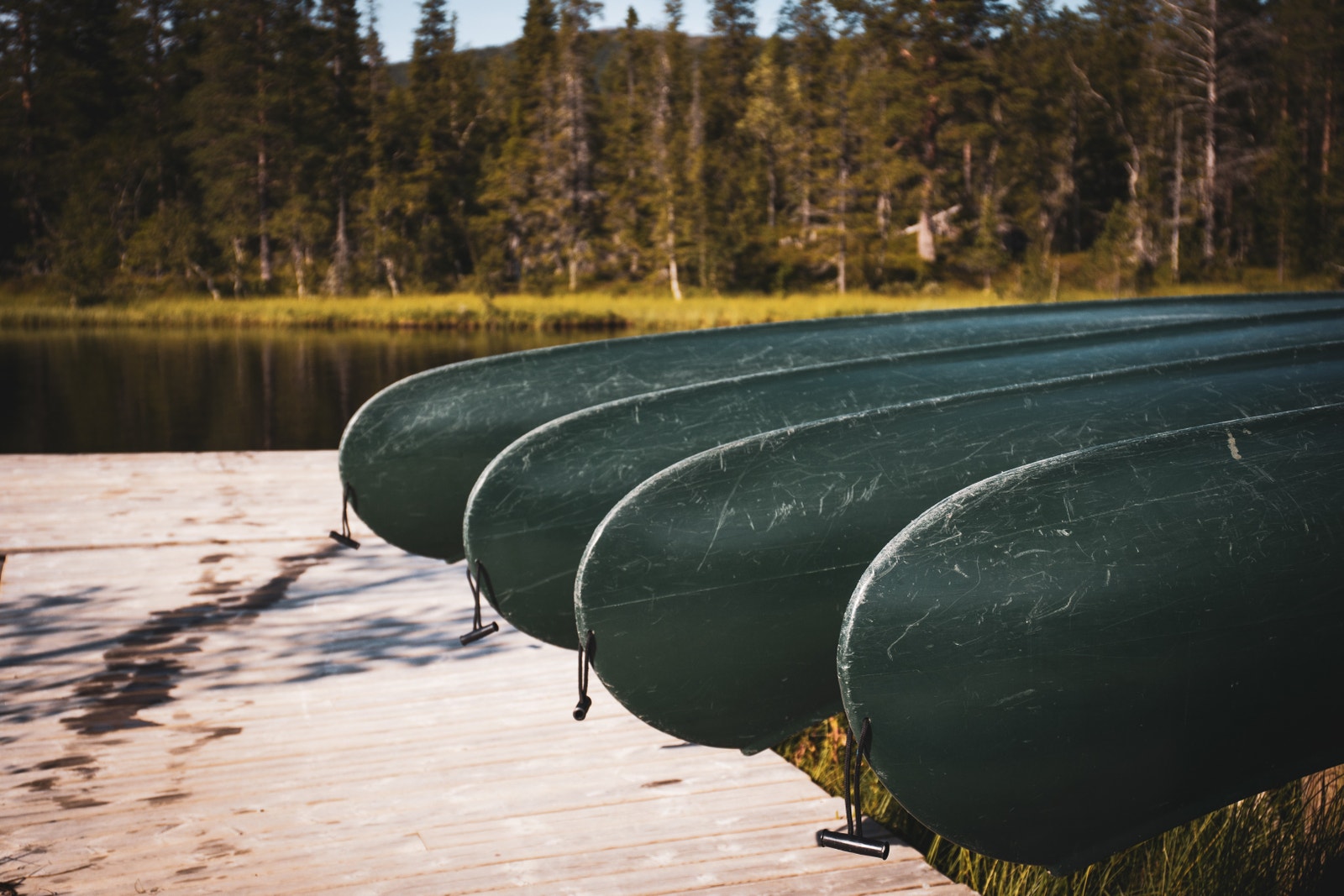 Å padle kano på fjellvann er en flott naturopplevelse! På Teveltunet kan man leie kano og padle på de mange tjønnene i Teveldalen. Galleribilde