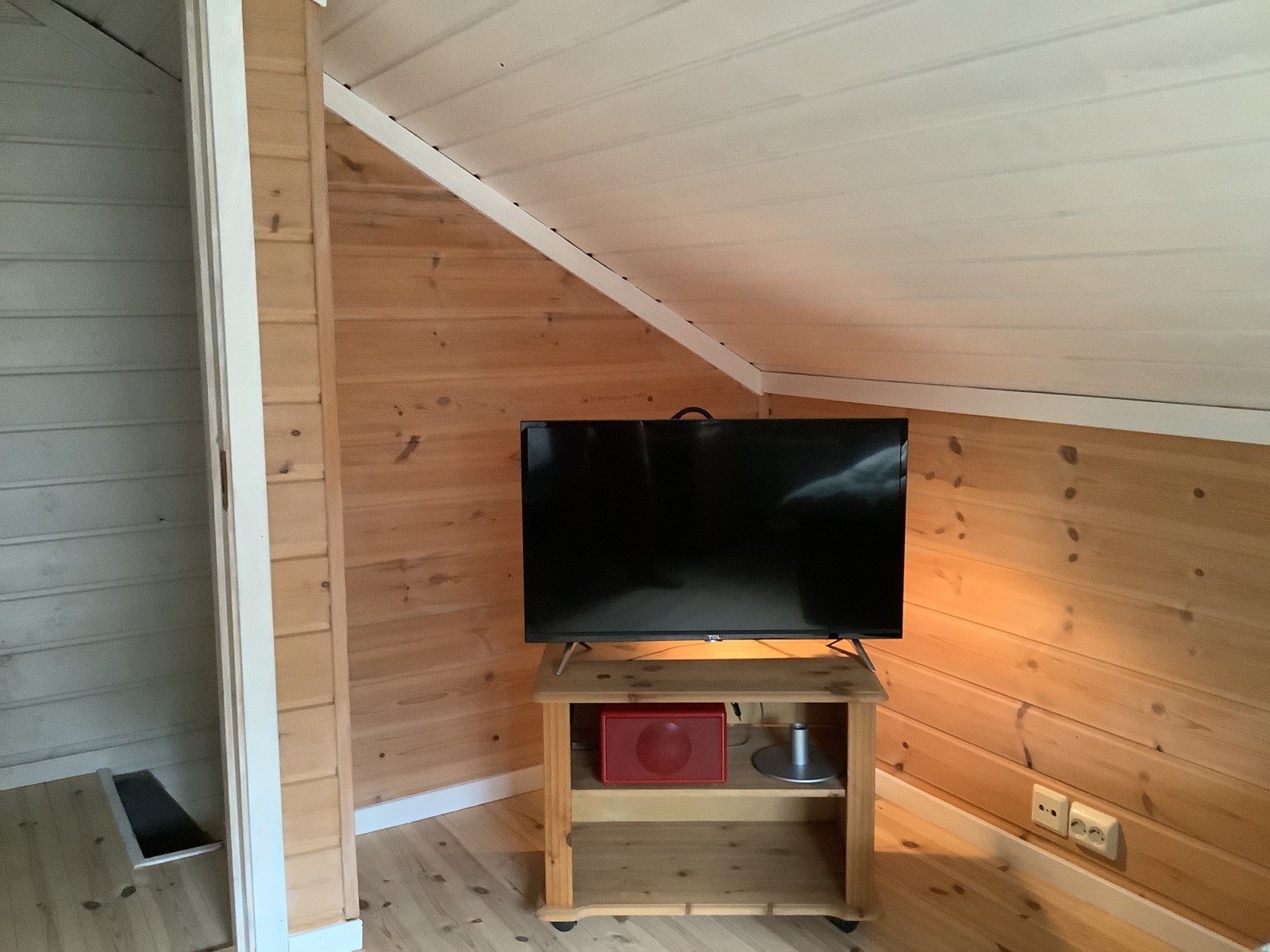 TV-krok på hems for strømming fra din telefon el. nettbrett. Galleribilde