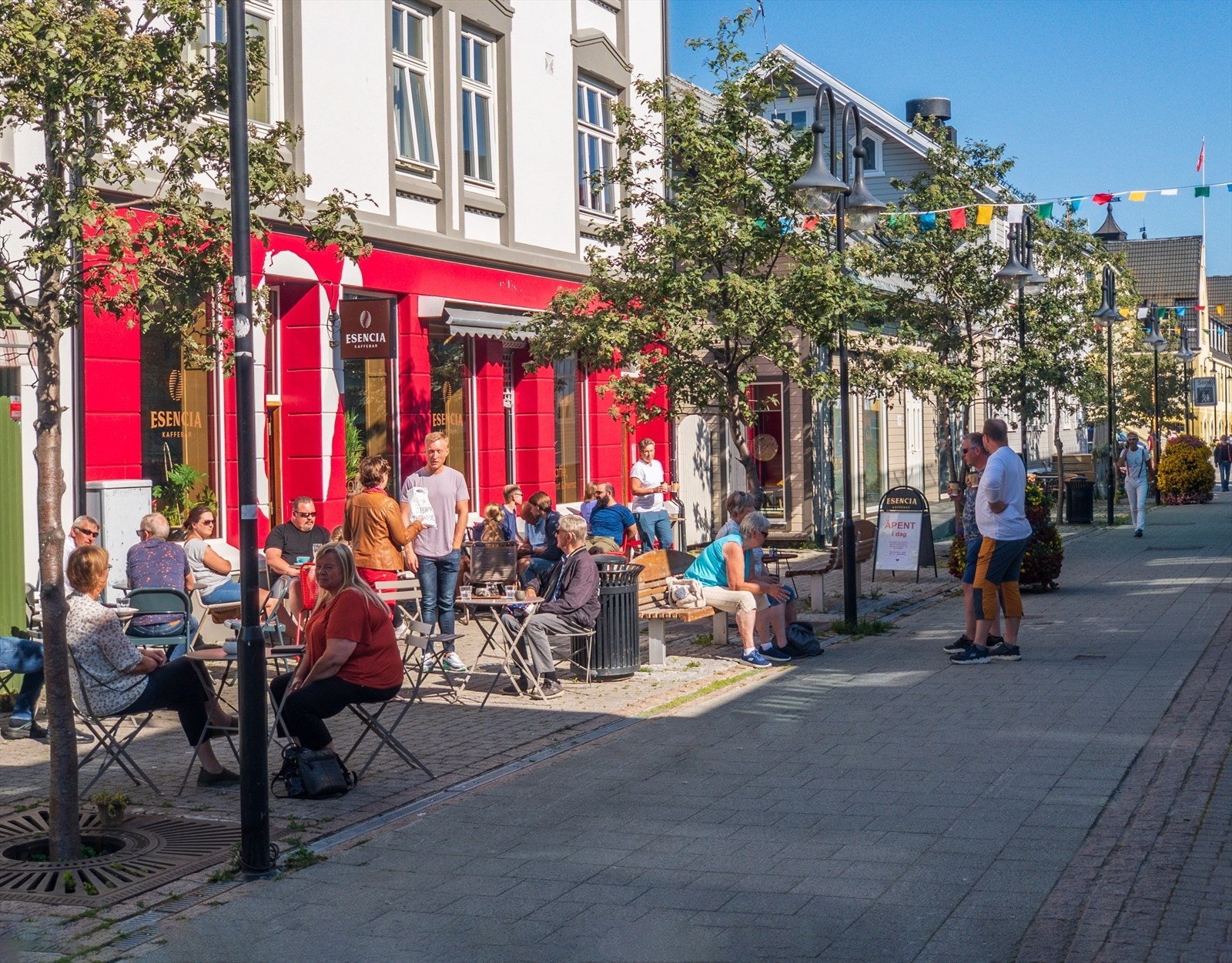 Byhagen ligger meget sentral til - kun en liten spasertur til "Hilsegata" Galleribilde