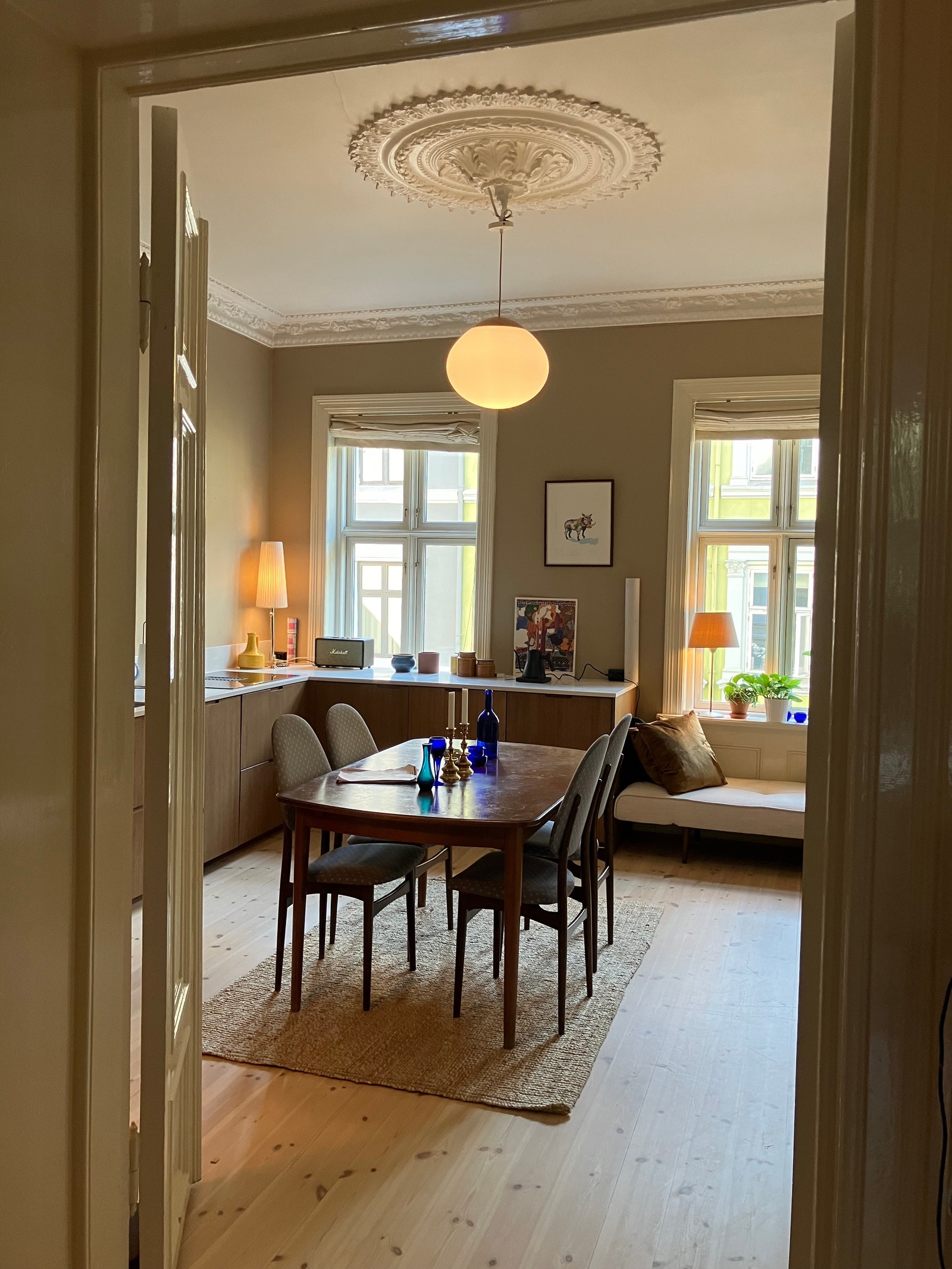 kjøkken sett fra gang Galleribilde