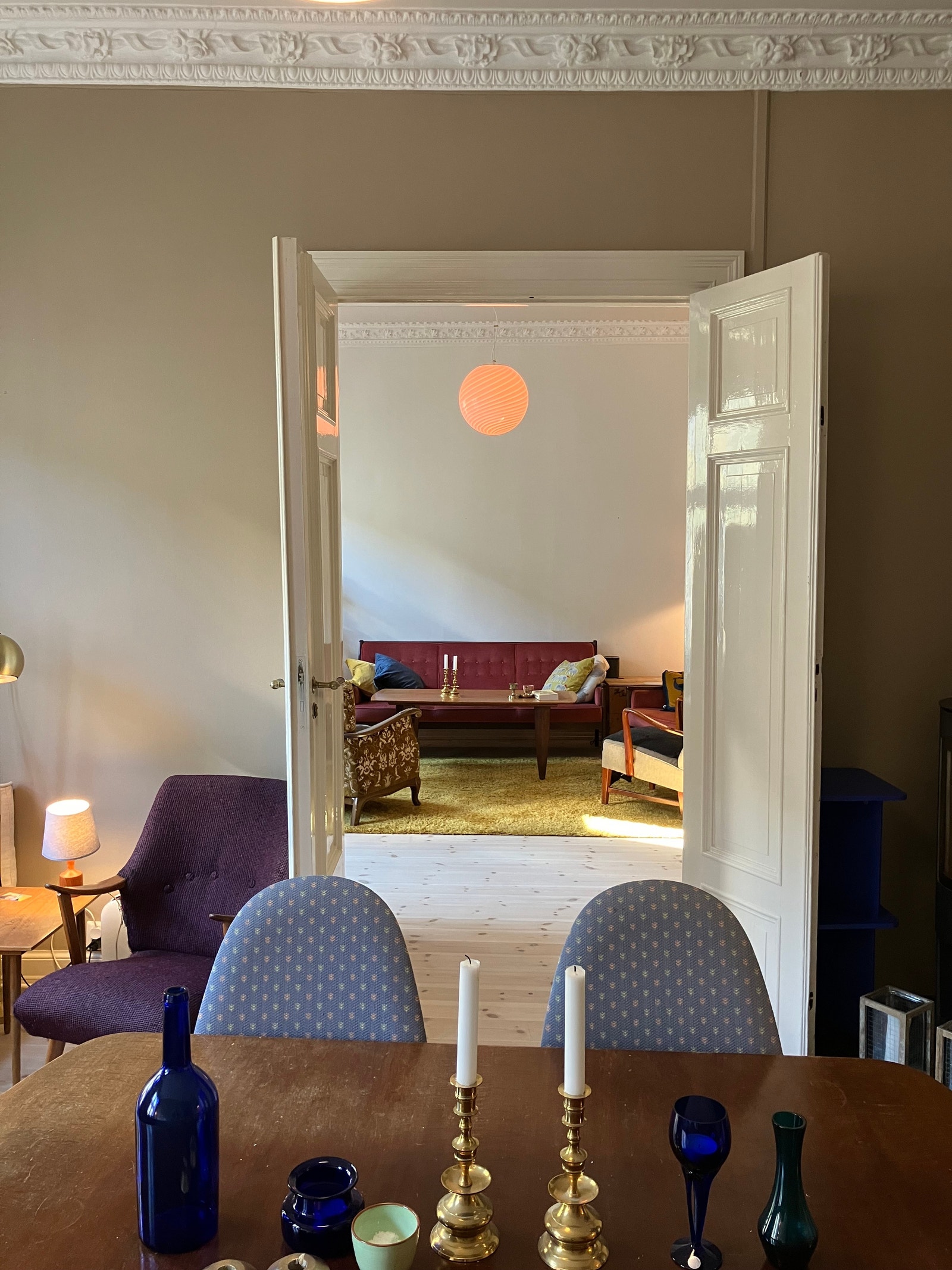 utsikt til stue fra kjøkken Galleribilde