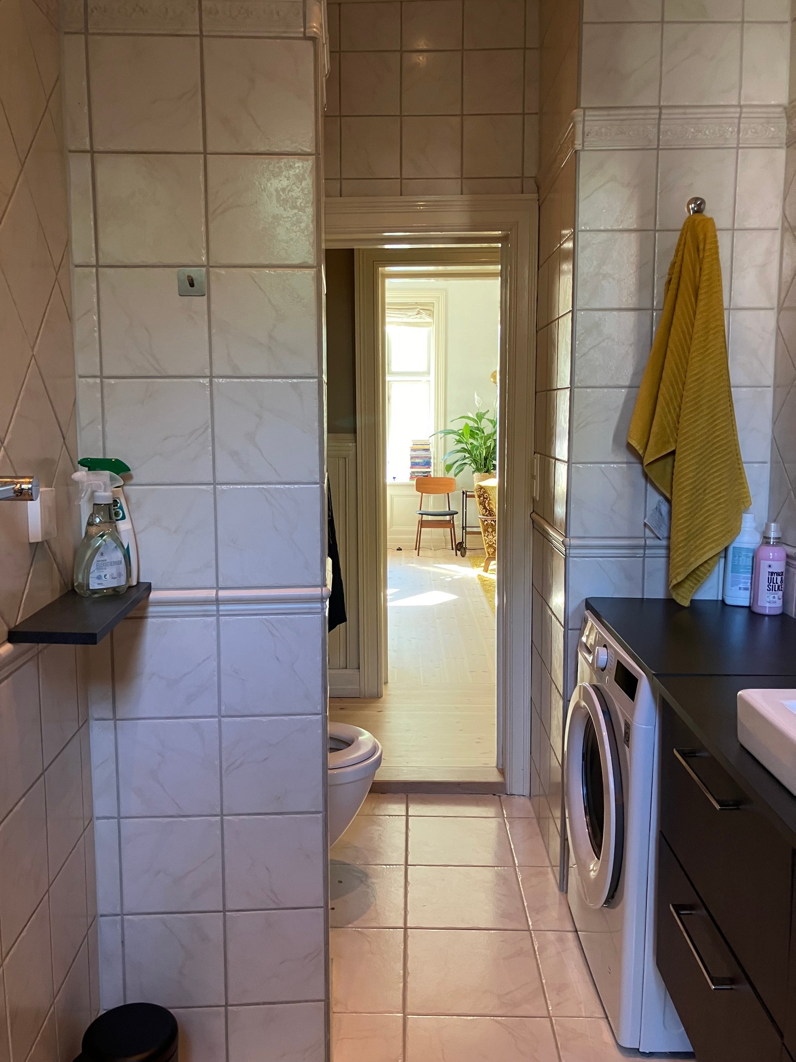 bad med effektiv og stillegående vaskemaskin Galleribilde