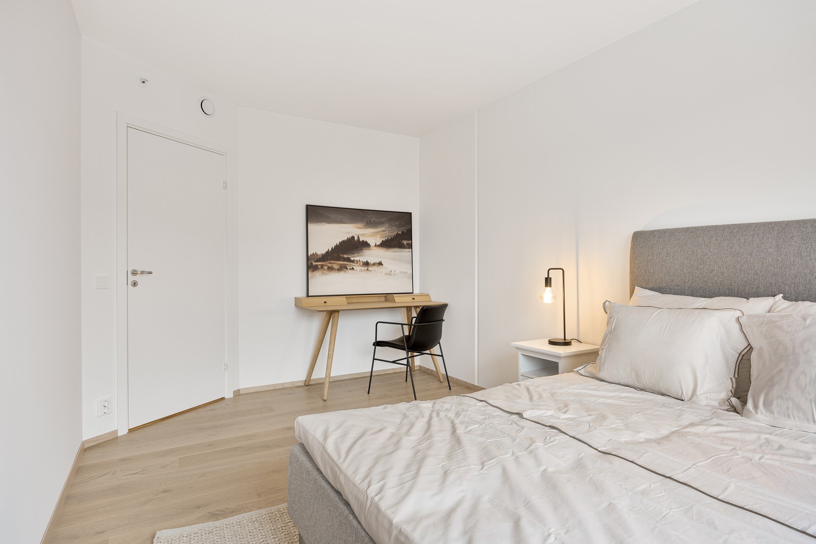 Romslig soverom med plass til garderobe. Galleribilde