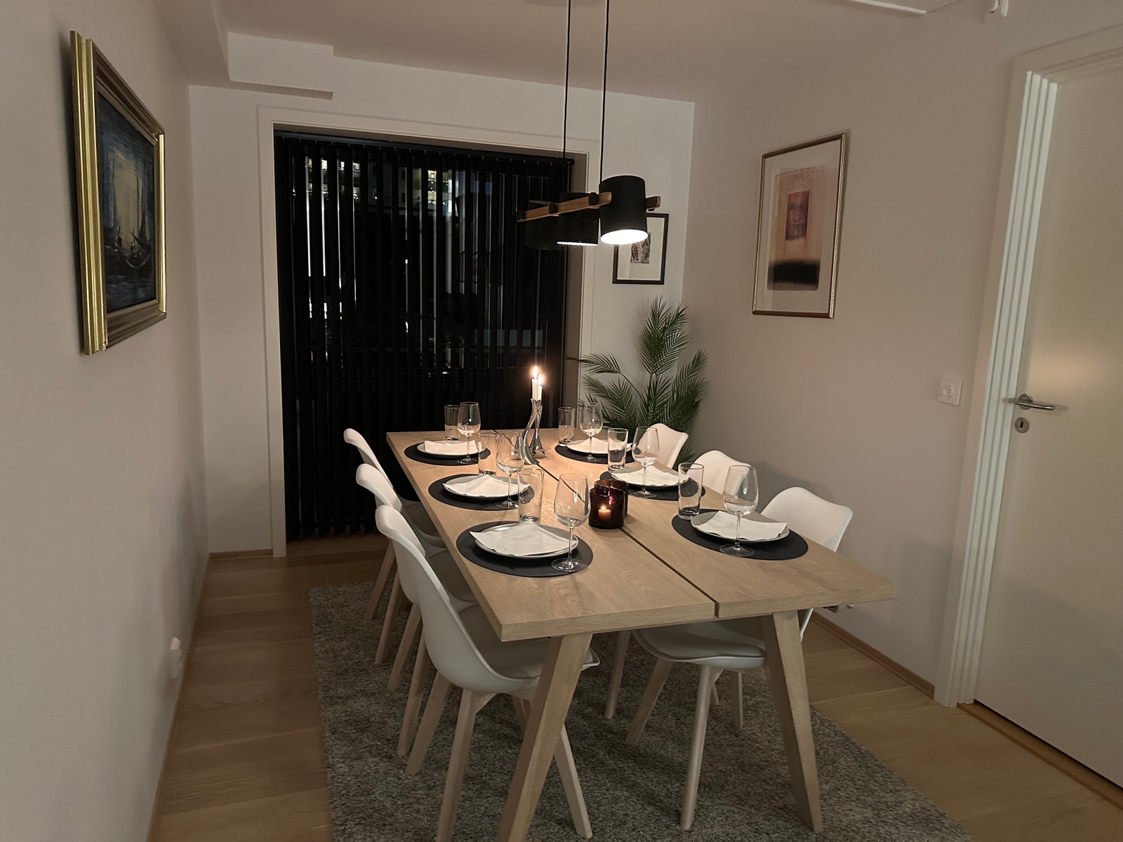 Spisebord med 6 stoler Galleribilde