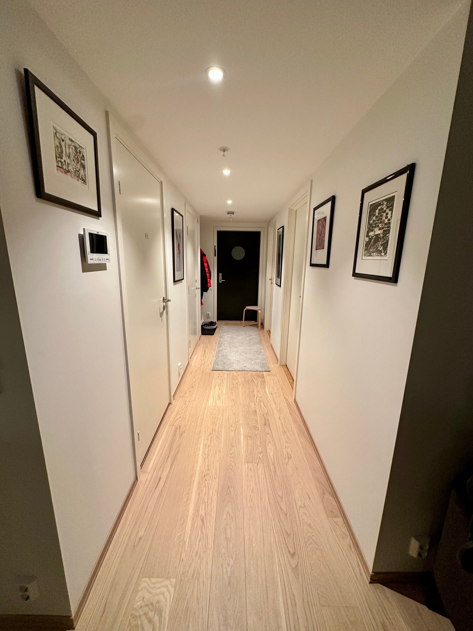 Gang / ytterdør i enden. Galleribilde