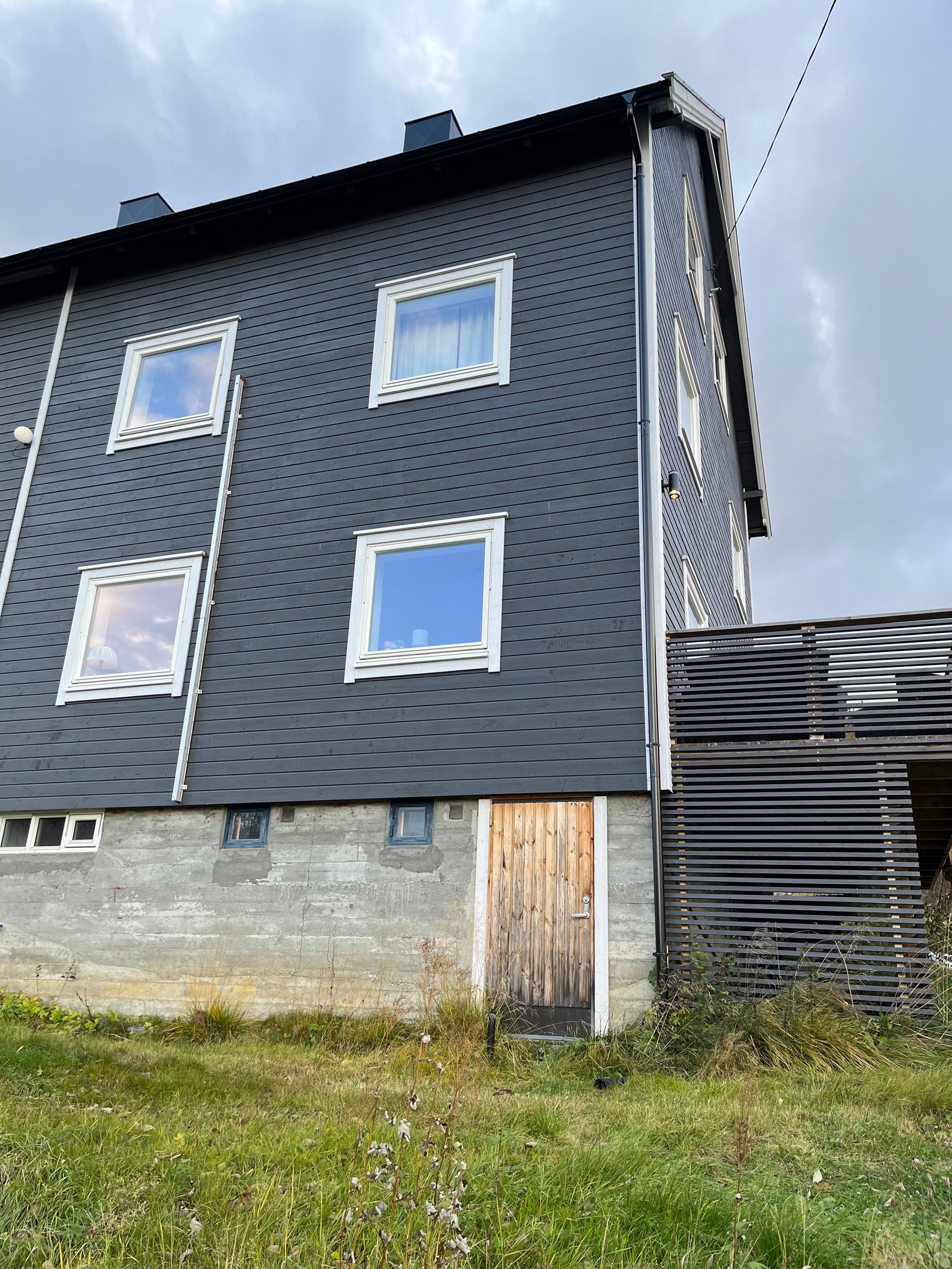 Vertikaldelt, 2 etasjer og kjeller Galleribilde