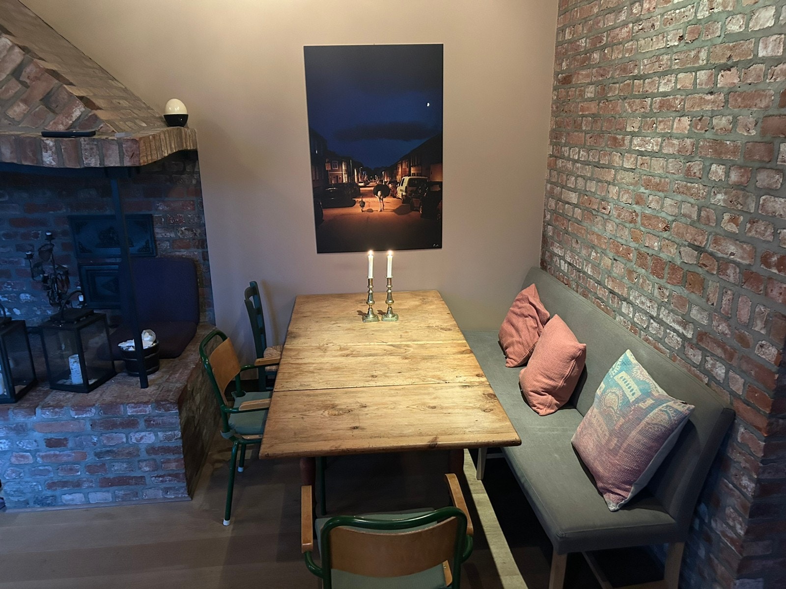 Spiseplass ved peisen Galleribilde