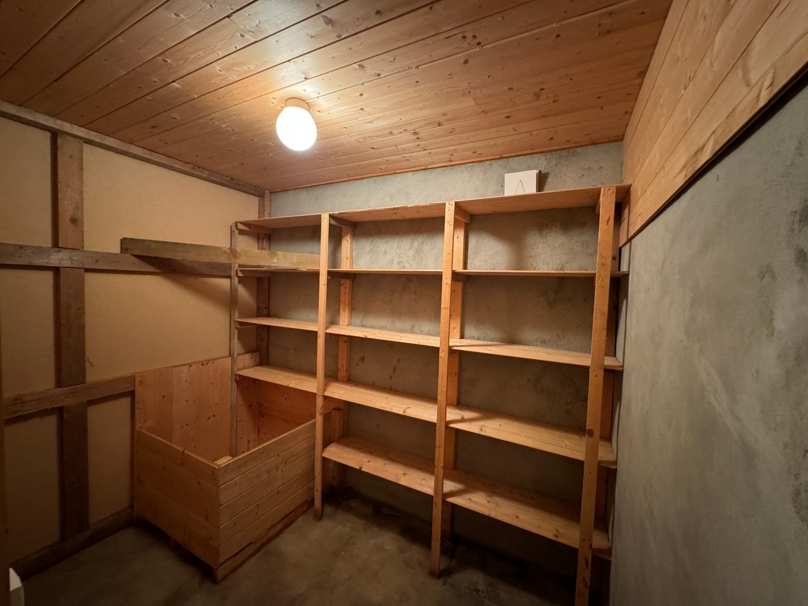 Matbod eller lagerrom i kjelleren Galleribilde