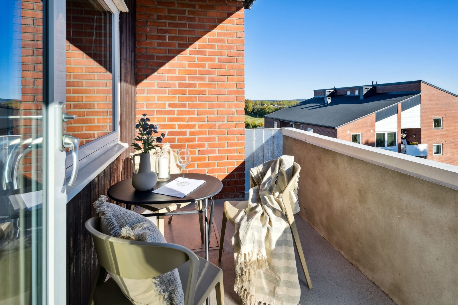 Solfylt veranda med utsikt Galleribilde