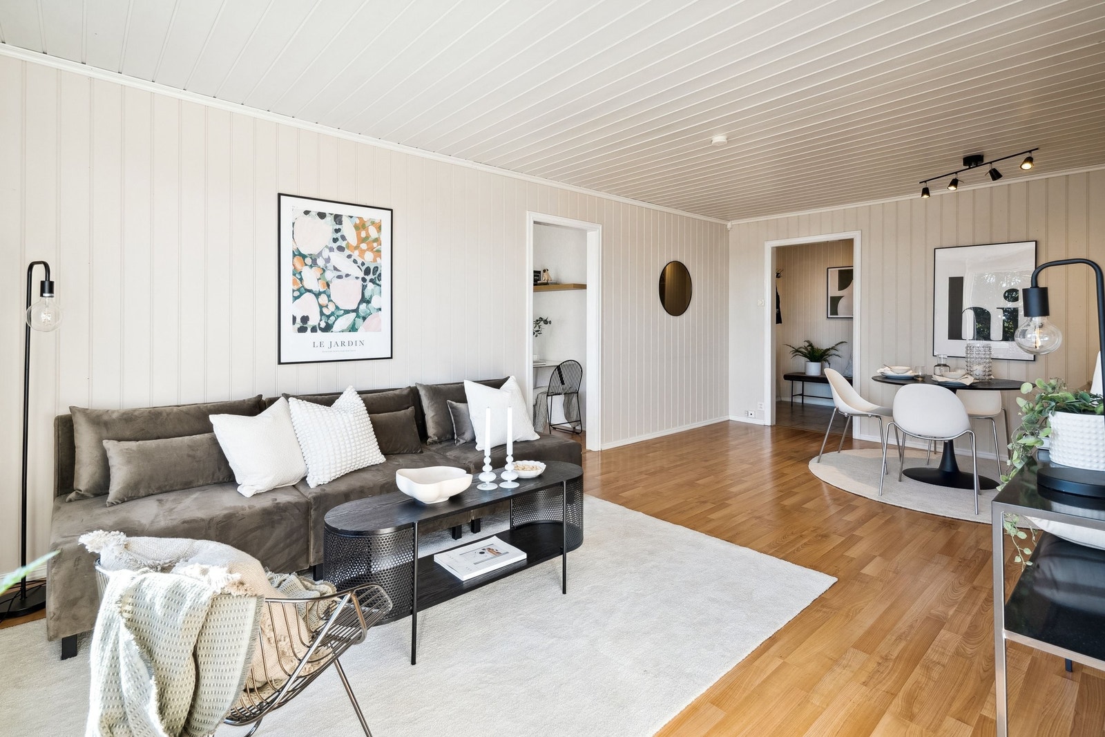 Stor stue med plass til spisegruppe og sofa Galleribilde