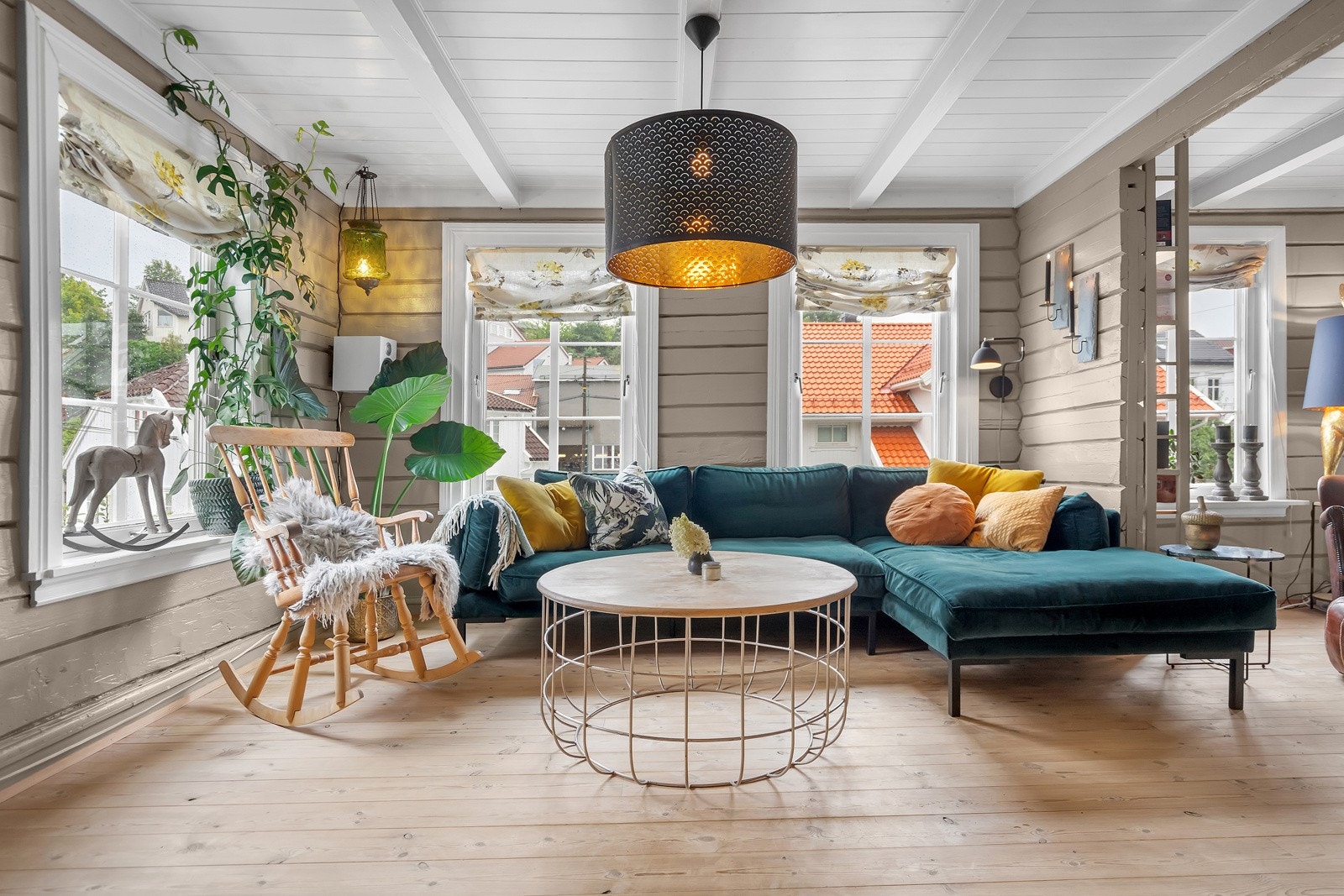 Hyggelig og lys stue med flere muligheter for møblerering. Galleribilde