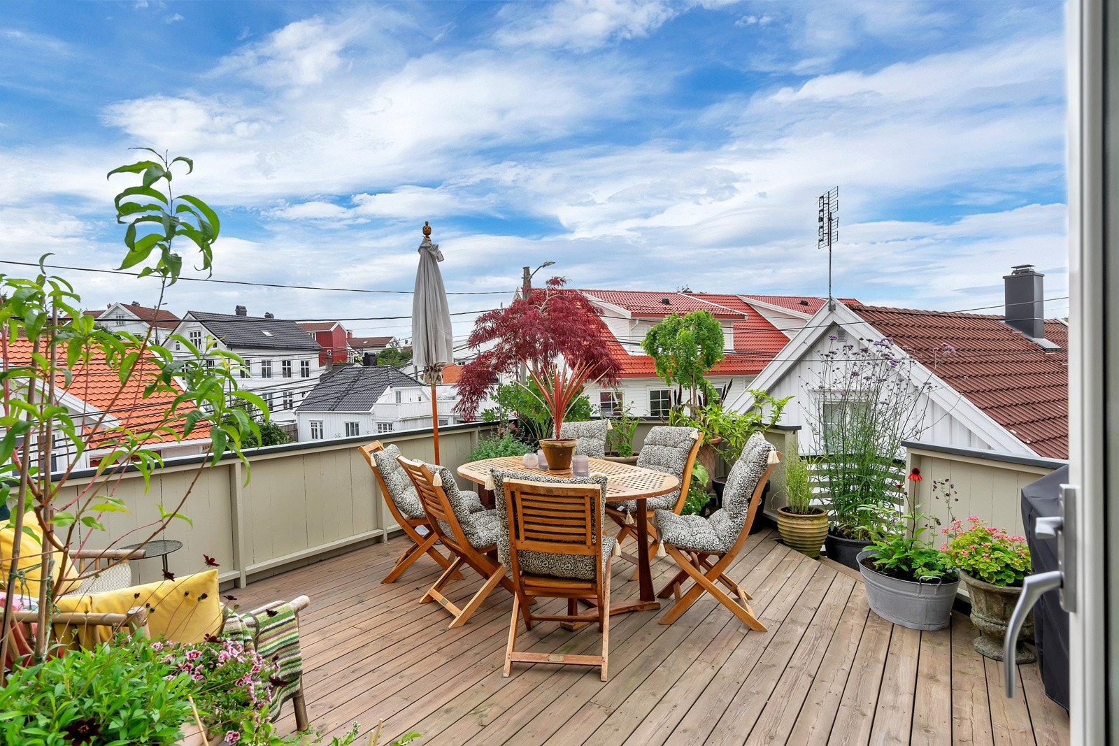På takterrassen sitter man fredlig og usjenert på "byens tak". Her er det også utvendig trapp for å slippe å gjnnom huset. Galleribilde