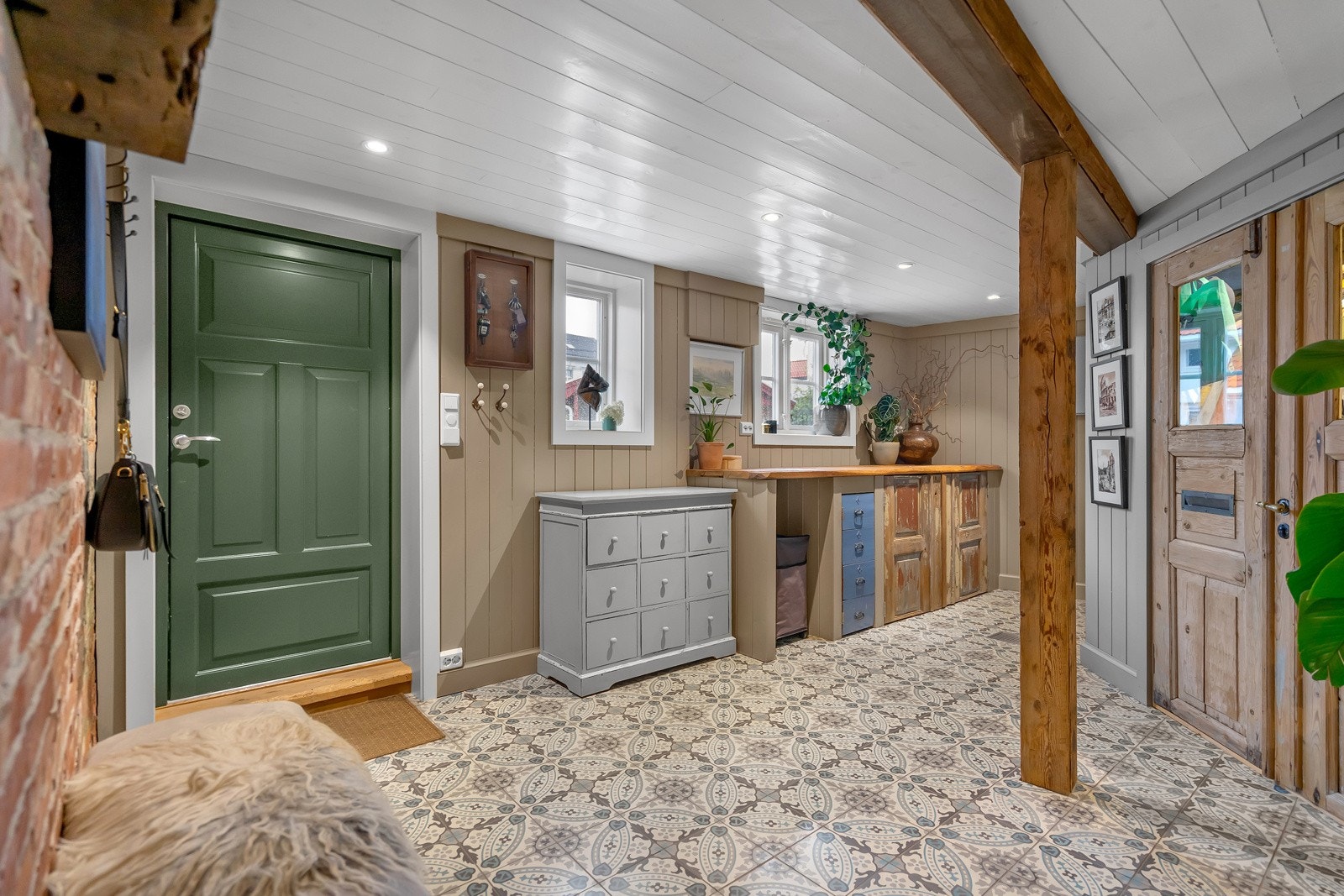 Velkommen inn -Flott hall med fliser på gulv med varmekabler. Galleribilde