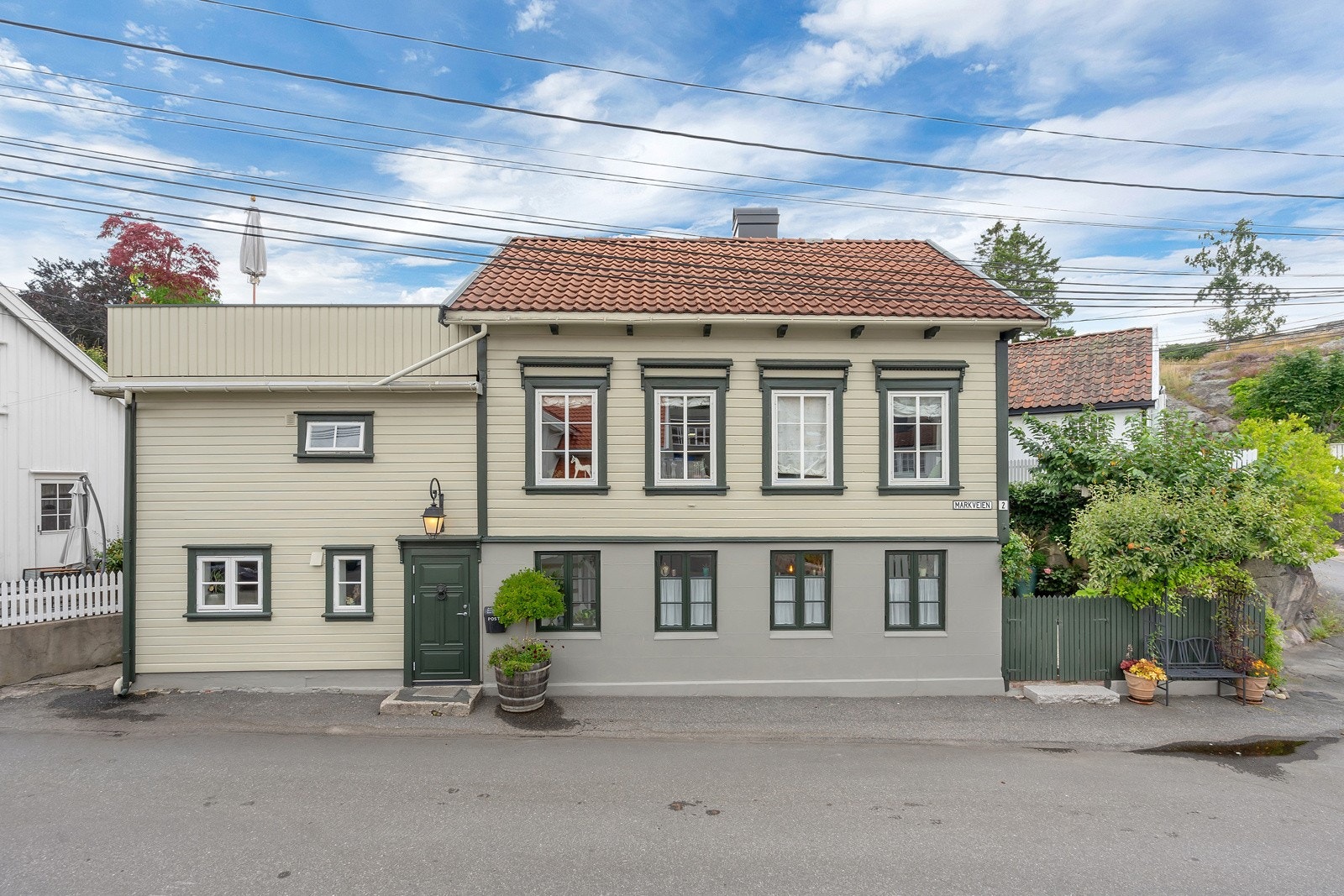 I denne hyggelige gaten ligger husene tett på hverandre og tett på gaten. Galleribilde