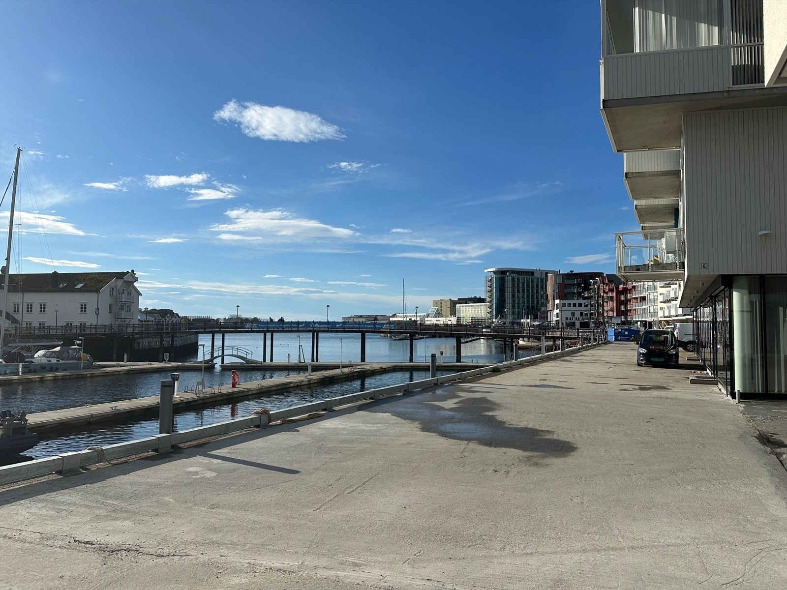 Slik ser det ut utenfor leilighetskomplekset.jpg Galleribilde