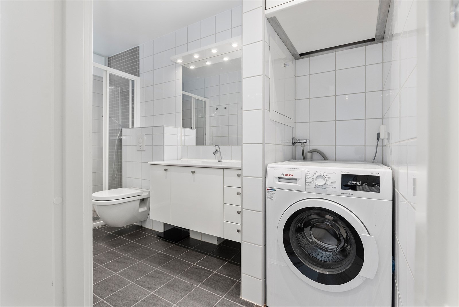 Det er opplegg til vaskemaskin på badet Galleribilde
