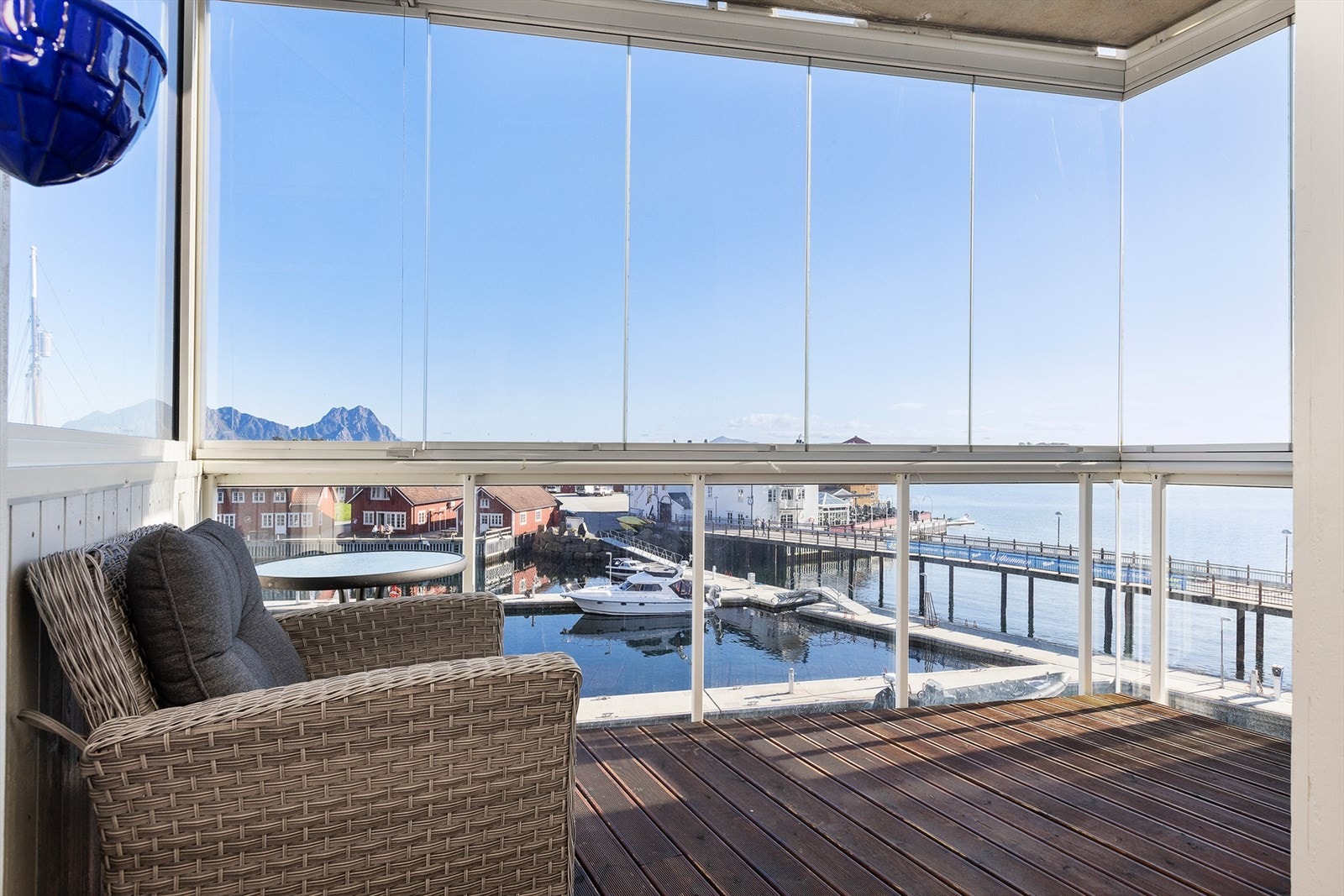 Innglasset balkong som vender ut mot promenaden Galleribilde