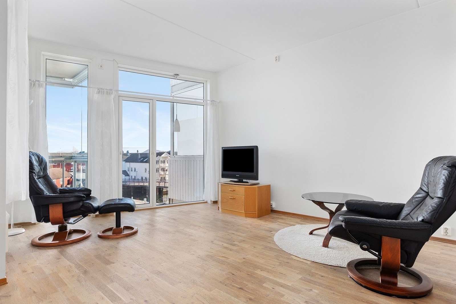 Stue med store vindusflater Galleribilde
