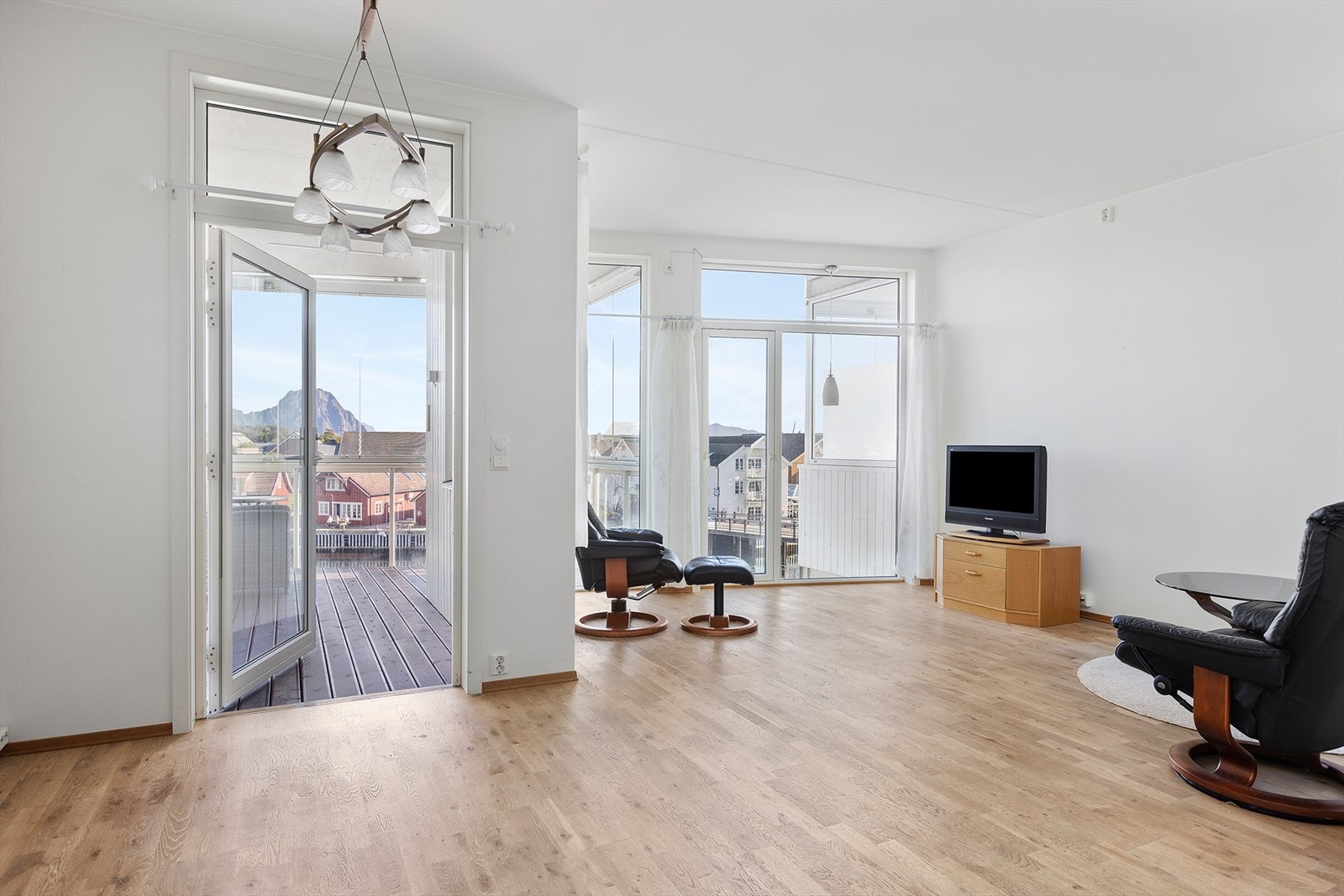 Utgang til innglasset balkong fra stuen Galleribilde