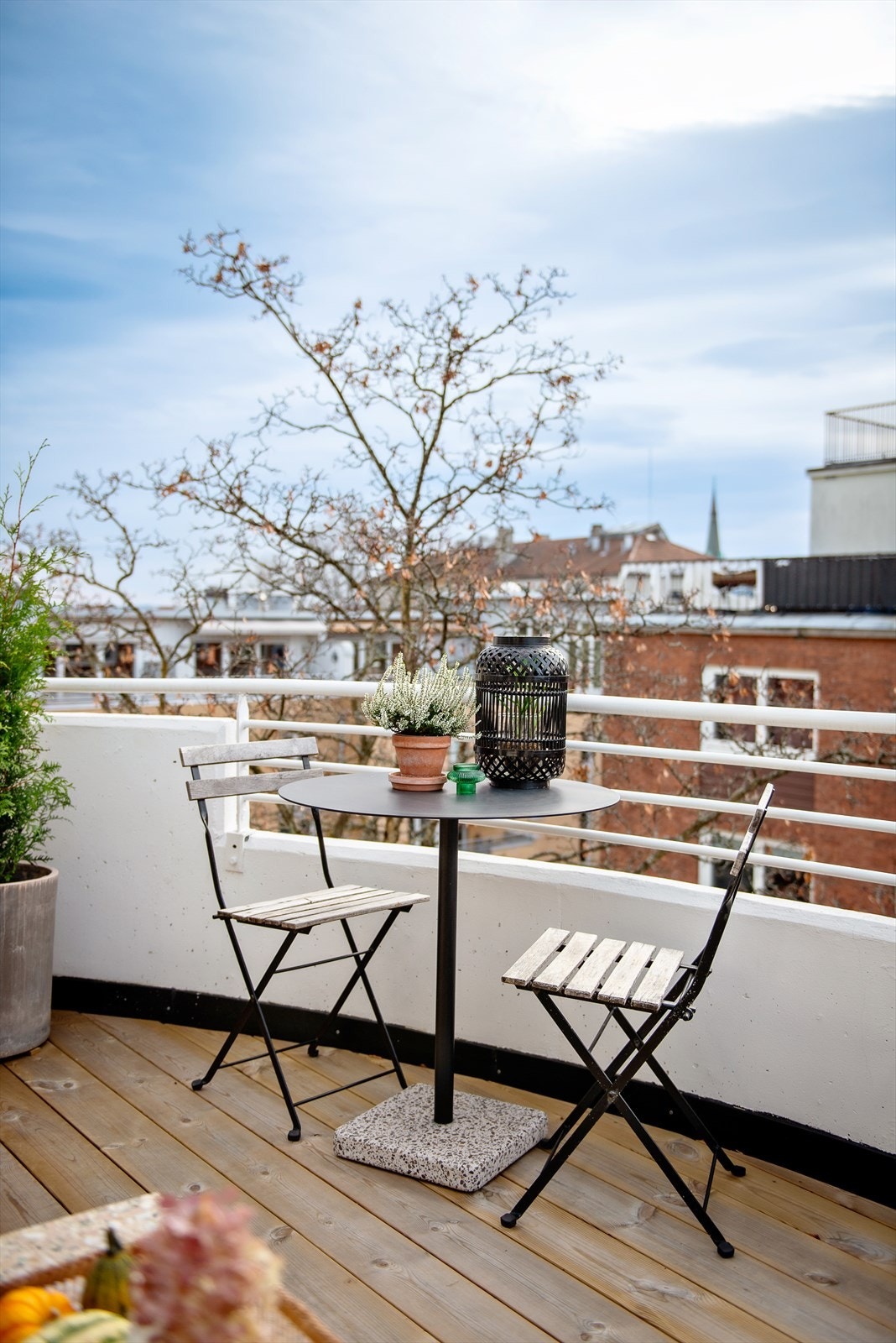 Takterrassen har god plass for utemøblement, beplantning og grill Galleribilde