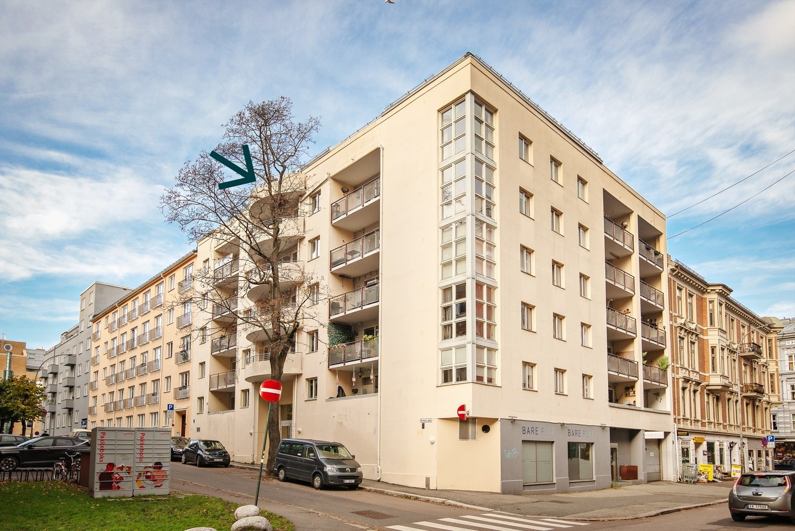 Leiligheten har en flott beliggenhet i byggets toppetasje. Adkomst til felles trappegang fra Dunkers gate, som er enveiskjørt Galleribilde