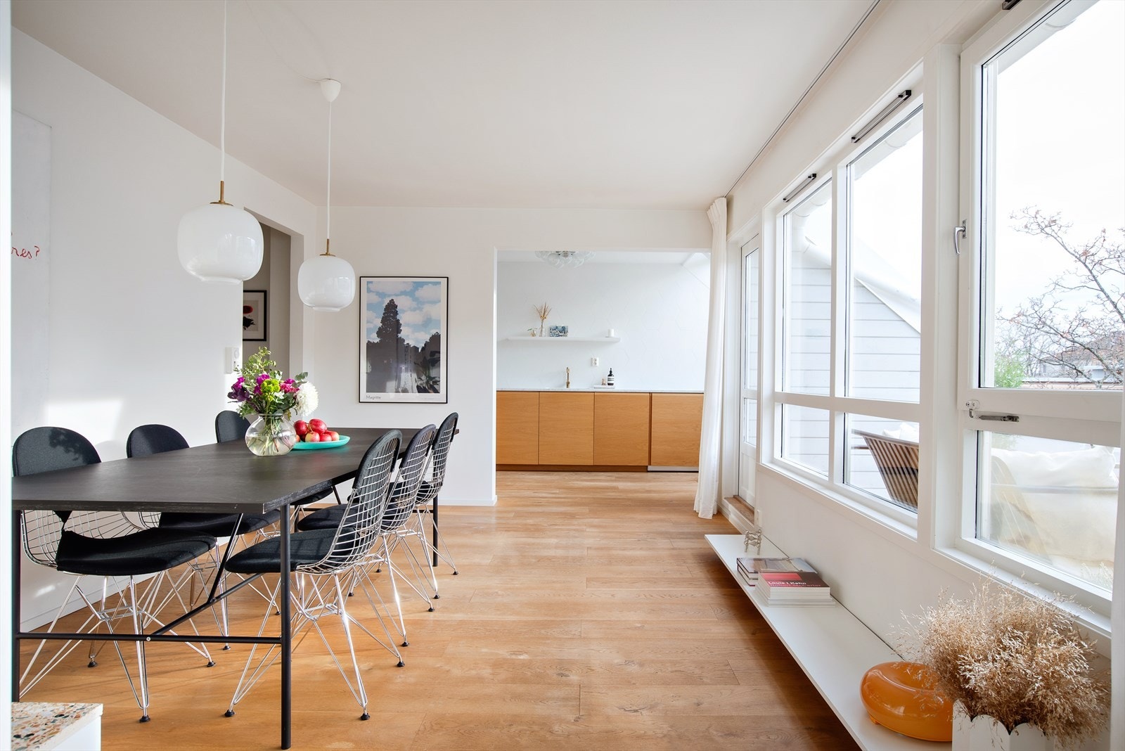Stuene og kjøkken har 1-stavs parkett med varmefolie og lysmalte overflater, sist malt opp i 2019 Galleribilde