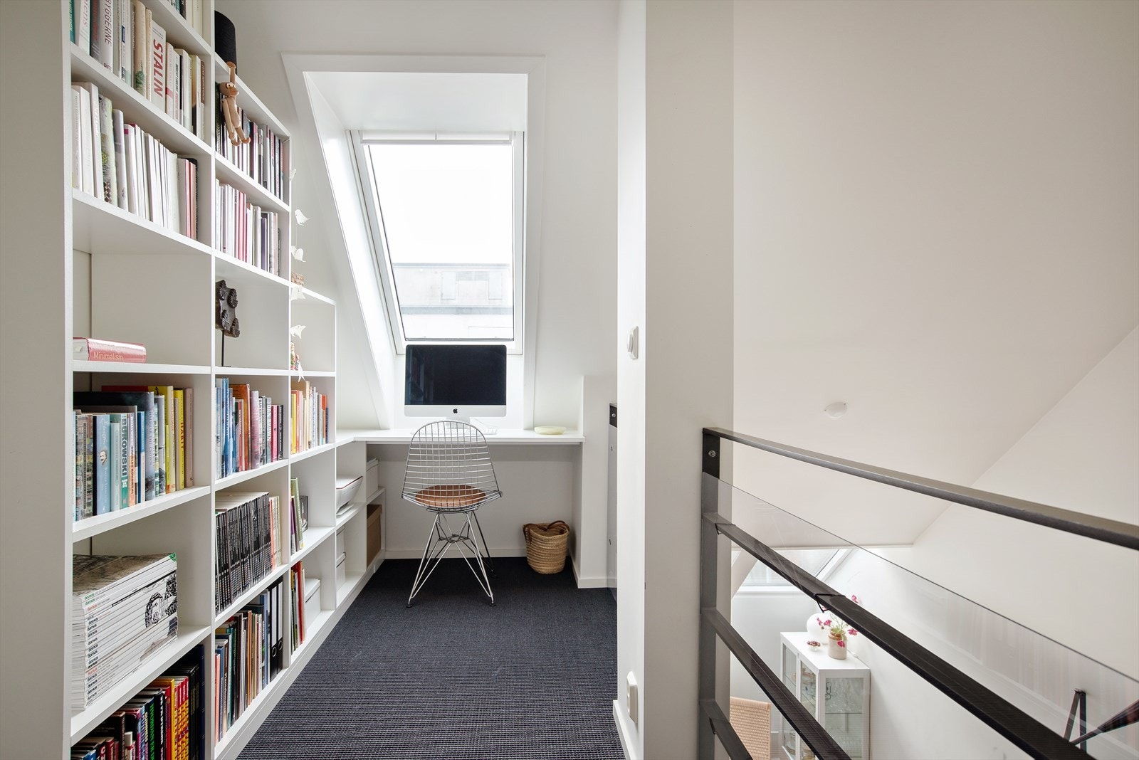 Mesanin på loft med stor, praktisk bokhylle som medfølger Galleribilde