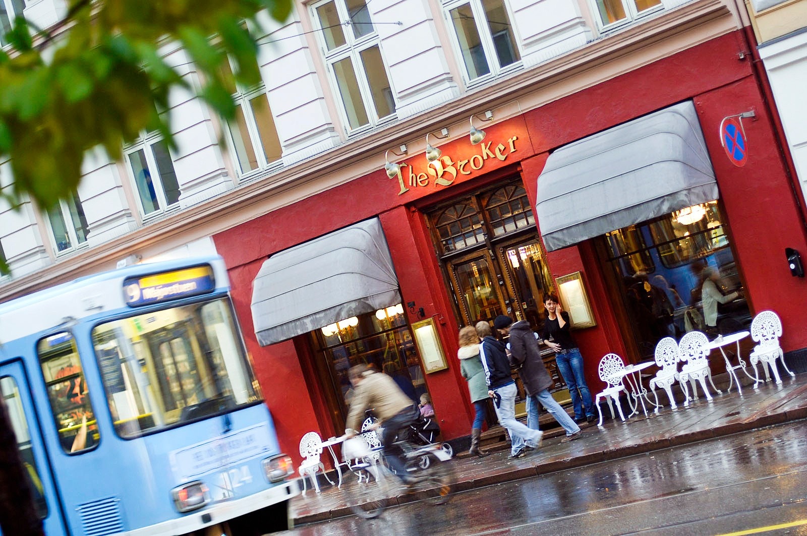 Kafeer, restauranter, nisjebutikker, forretninger og dagligvarehandel finnes rett utenfor døren Galleribilde