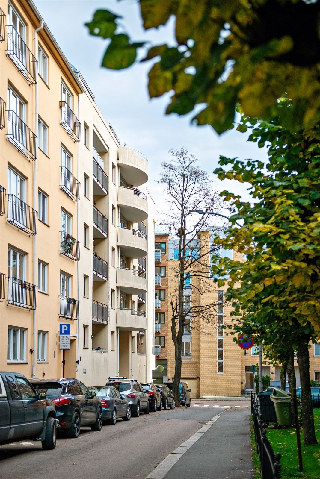 Det er heis opp til leilighetsplan, samt ned til garasjeanlegg hvor selger leier garasjeplass. Leiekontrakt kan overtas av ny eier hvis ønskelig. Det er også beboerparkering i området Galleribilde