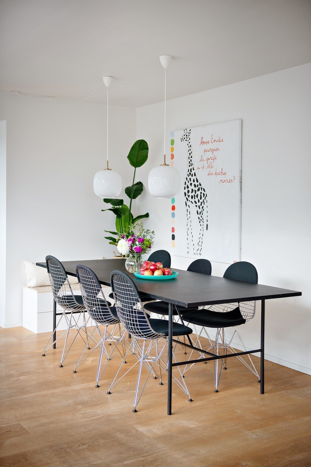 Spisestuen har god plass for langbord, ideelt for både små og store selskaper Galleribilde