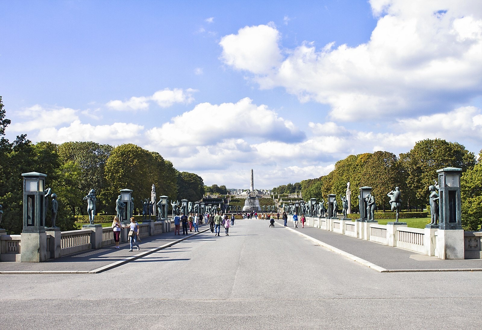 Det er kort vei til vakre Frognerparken med skulpturparken Vigelandsanlegget og Frognerbadet Galleribilde