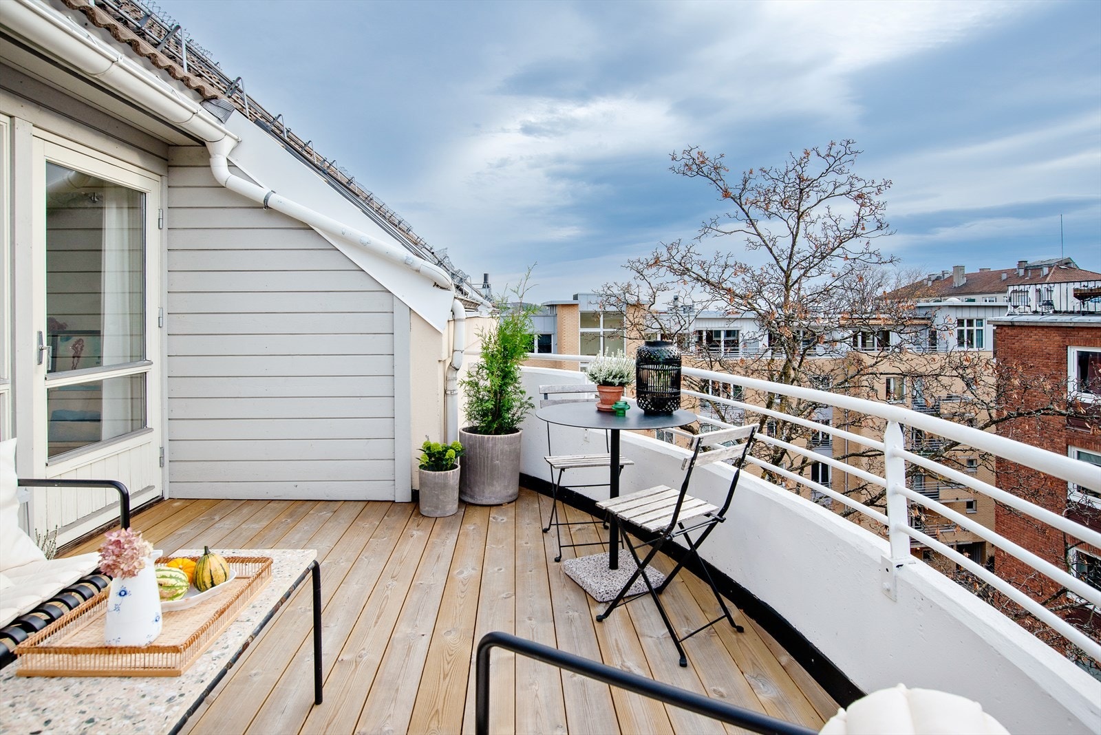 Fra spisestuen er det utgang til en vestvendt takterrasse på 12,8 kvm. med meget gode solforhold Galleribilde