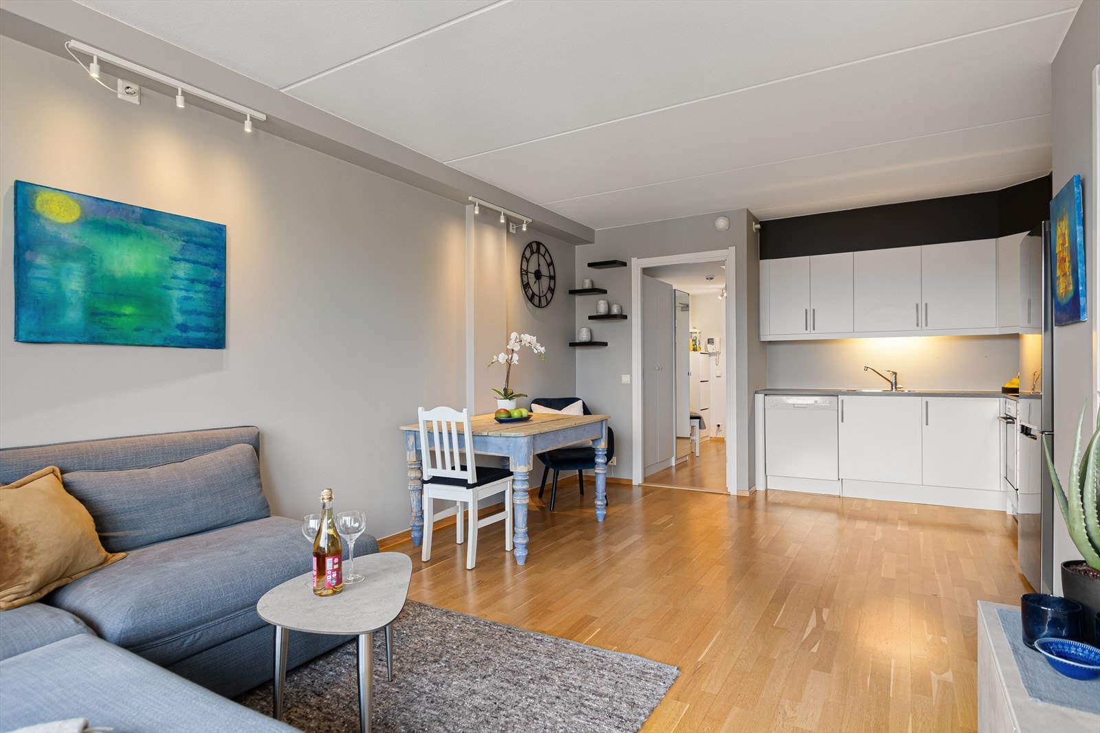 Kjøkken i åpen løsning mot stue. Galleribilde