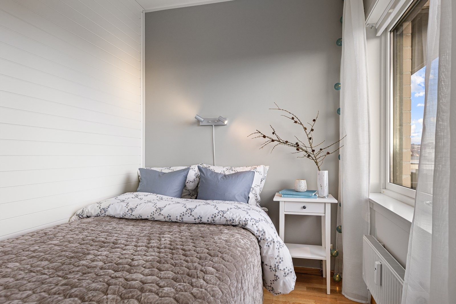 Leiligheten har opprinnelig et romslig soverom, som i dag er delt opp med en lettvegg for kontorplass. Lettveggen kan enkelt fjernes for å få tilbake opprinnelig løsning. Galleribilde