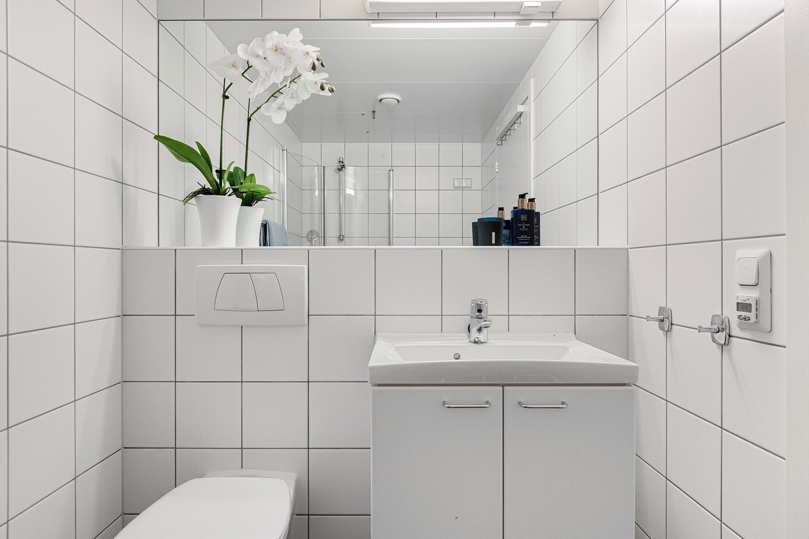 Leiligheten har et lyst og romslig bad som er pent flislagt på både gulv og vegger. Galleribilde