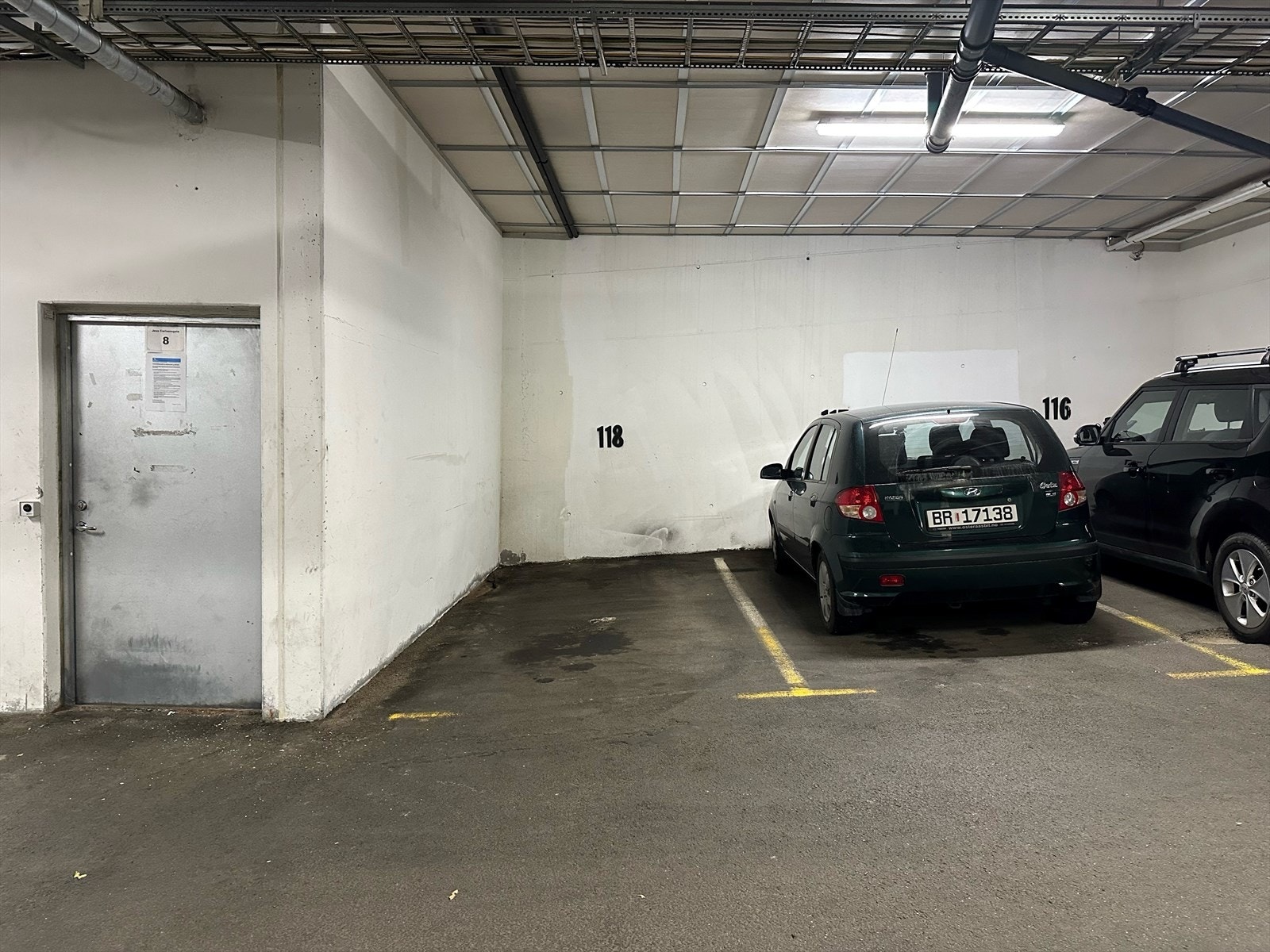 Mulighet for leie eller kjøp av parkeringsplass i felles garasjekjeller ved ledighet. Galleribilde