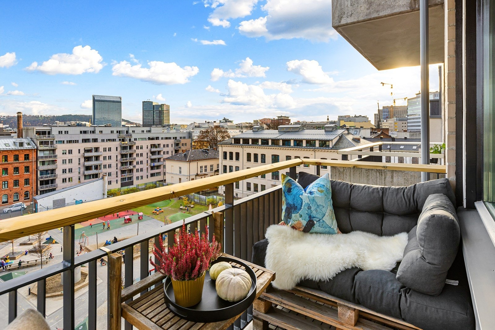 Fra stuen er det utgang til sørøstvendt balkong på ca. 3,2 m². Galleribilde