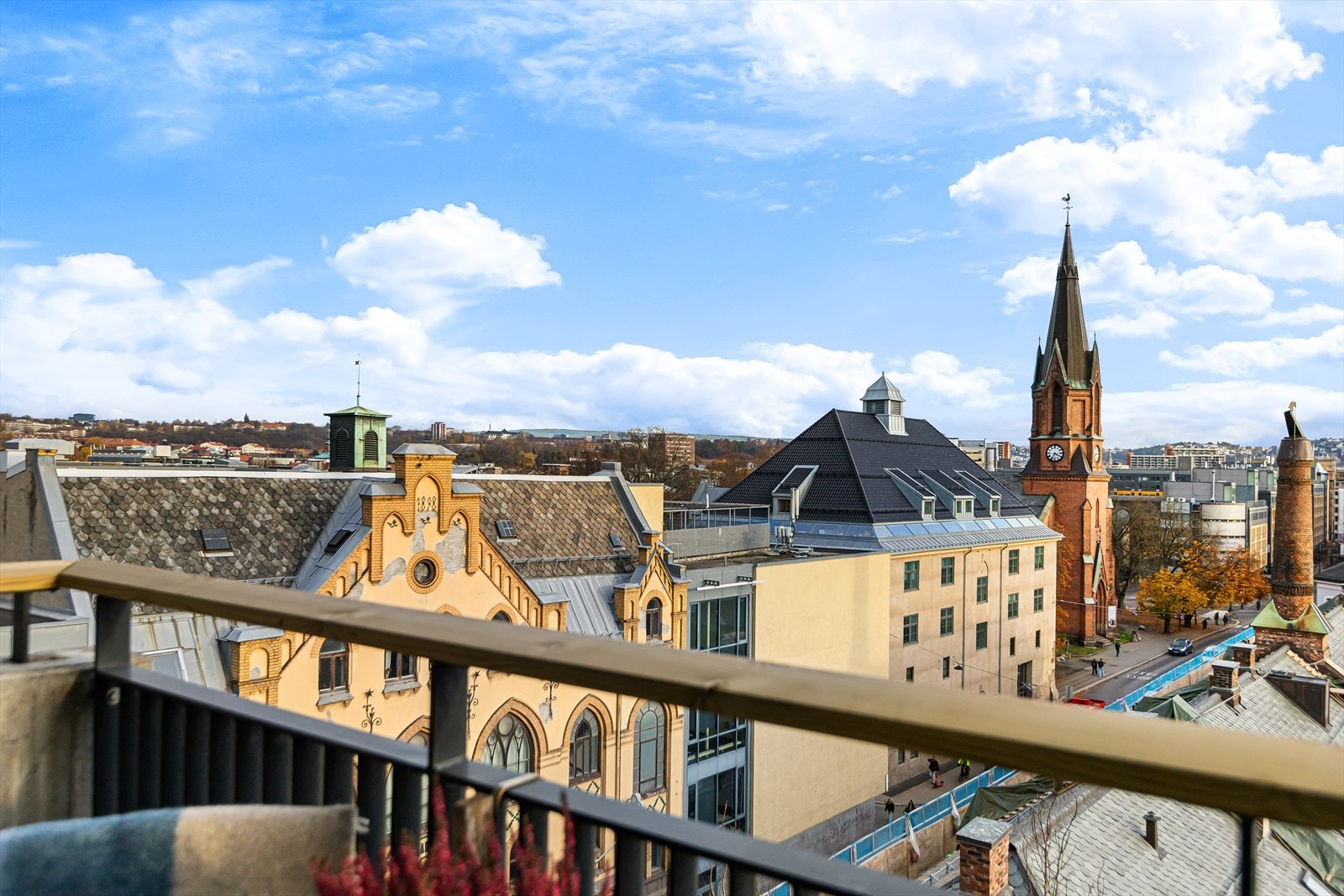 Leiligheten ligger i et veldrevet borettslag som er godt vedlikeholdt. Galleribilde