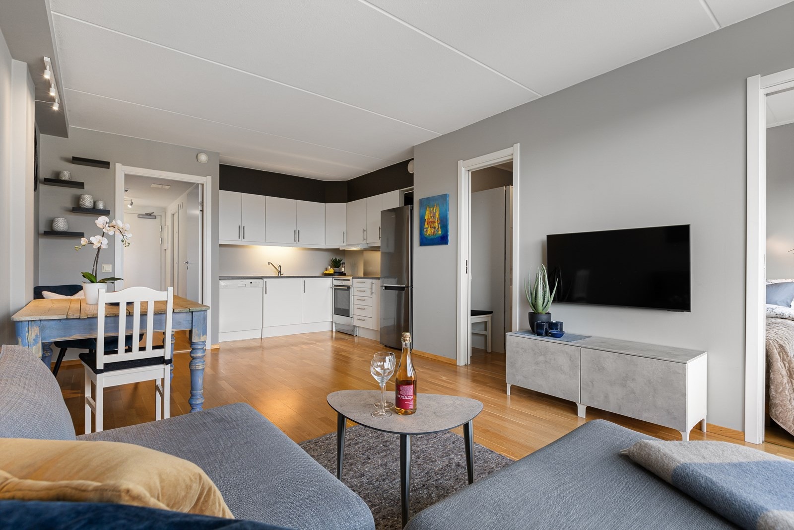 Flere gode møbleringsmuligheter med plass til både spisegruppe og sofagruppe. Galleribilde