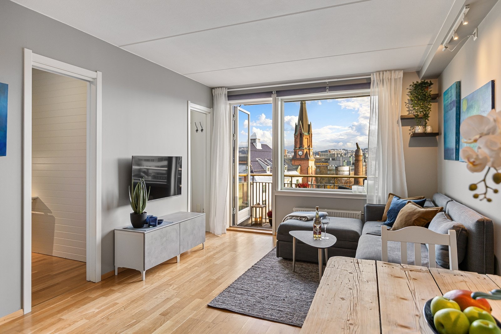 Meget lys og luftig stue med store vindusflater som slipper inn rikelig med dagslys. Galleribilde