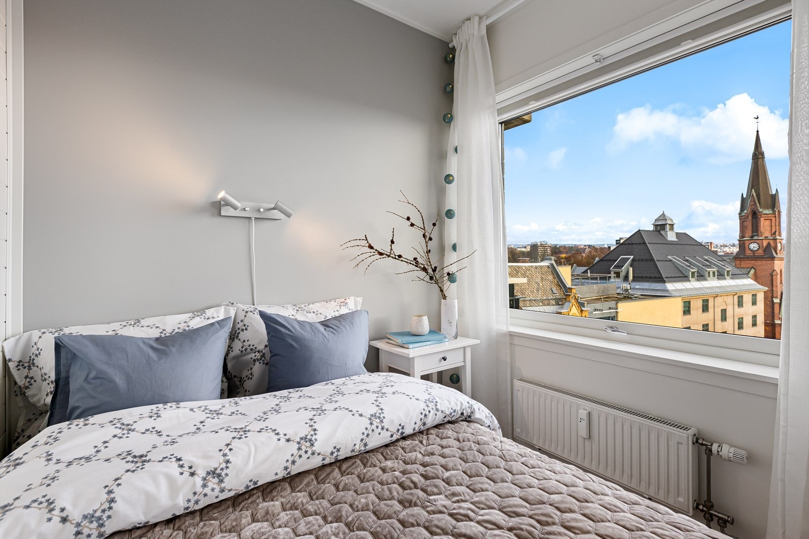 I den ene delen av soverommet er det plass til dobbeltseng og nattbord. Galleribilde