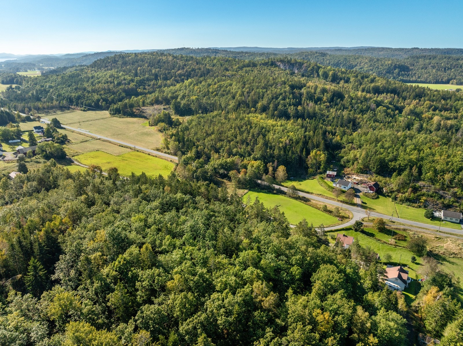 Idyllisk område med natur og landbruk rundt Galleribilde