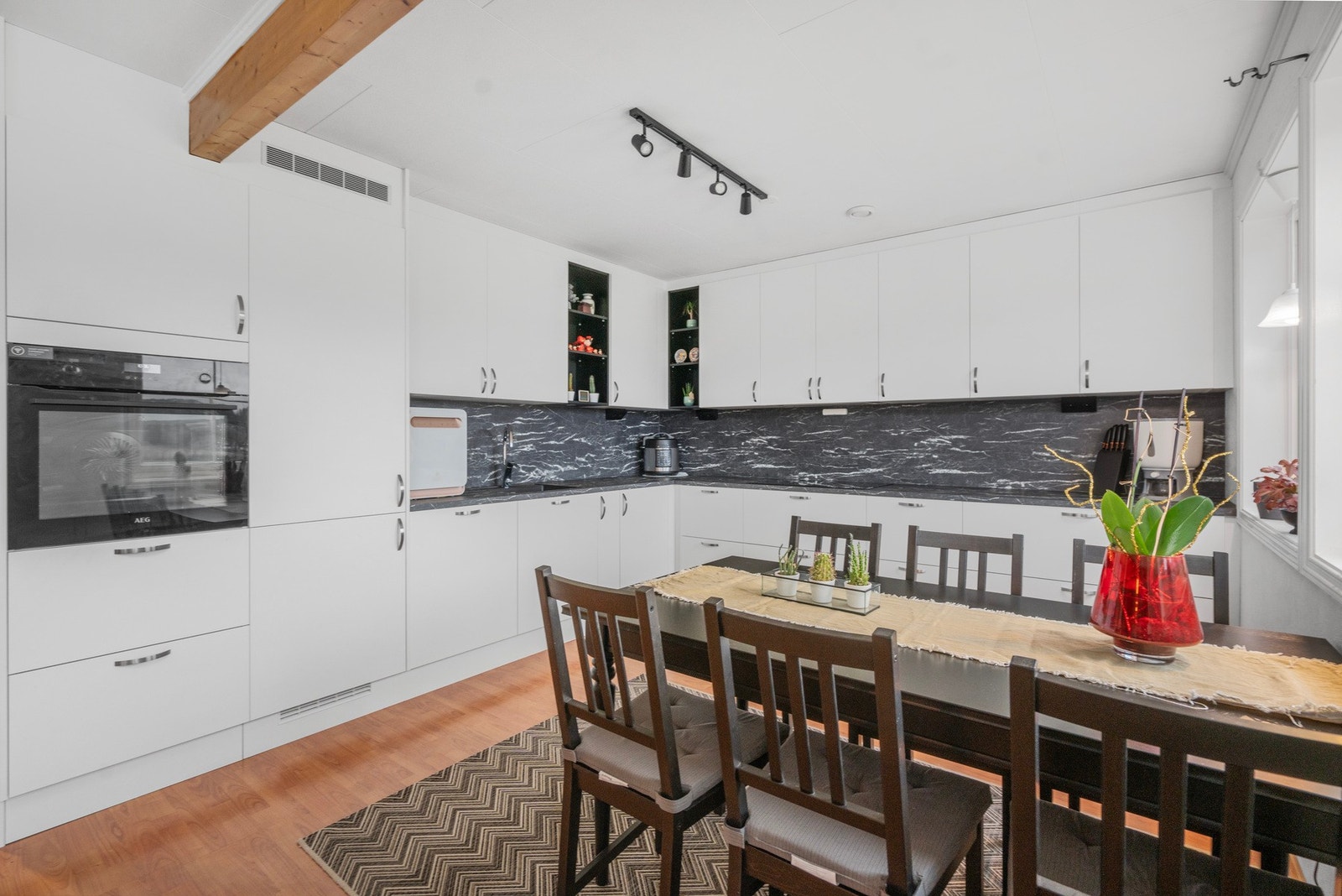 Kjøkken. Lys og moderne innredning fra danske Aubo. Hvitevarene kan styres via app. Galleribilde