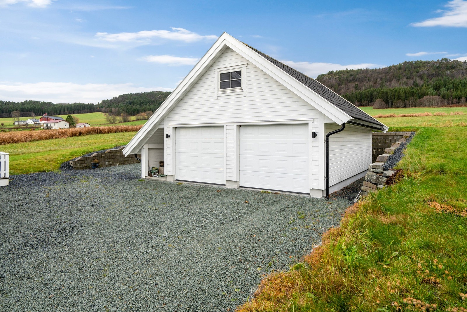Dobbelgarasje med hems Galleribilde