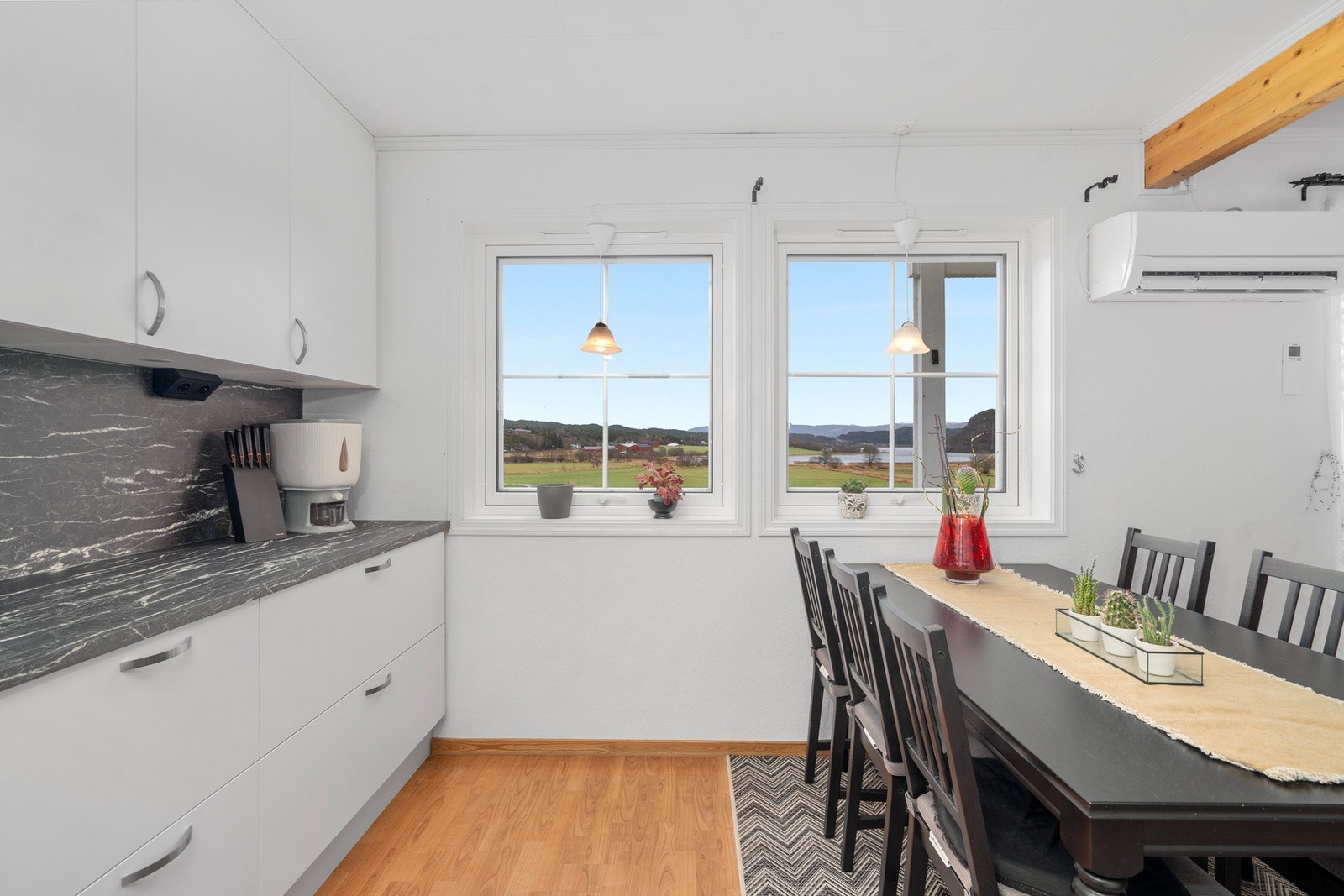 Flere vindusflater gir godt med naturlig lys inn i rommet. Galleribilde